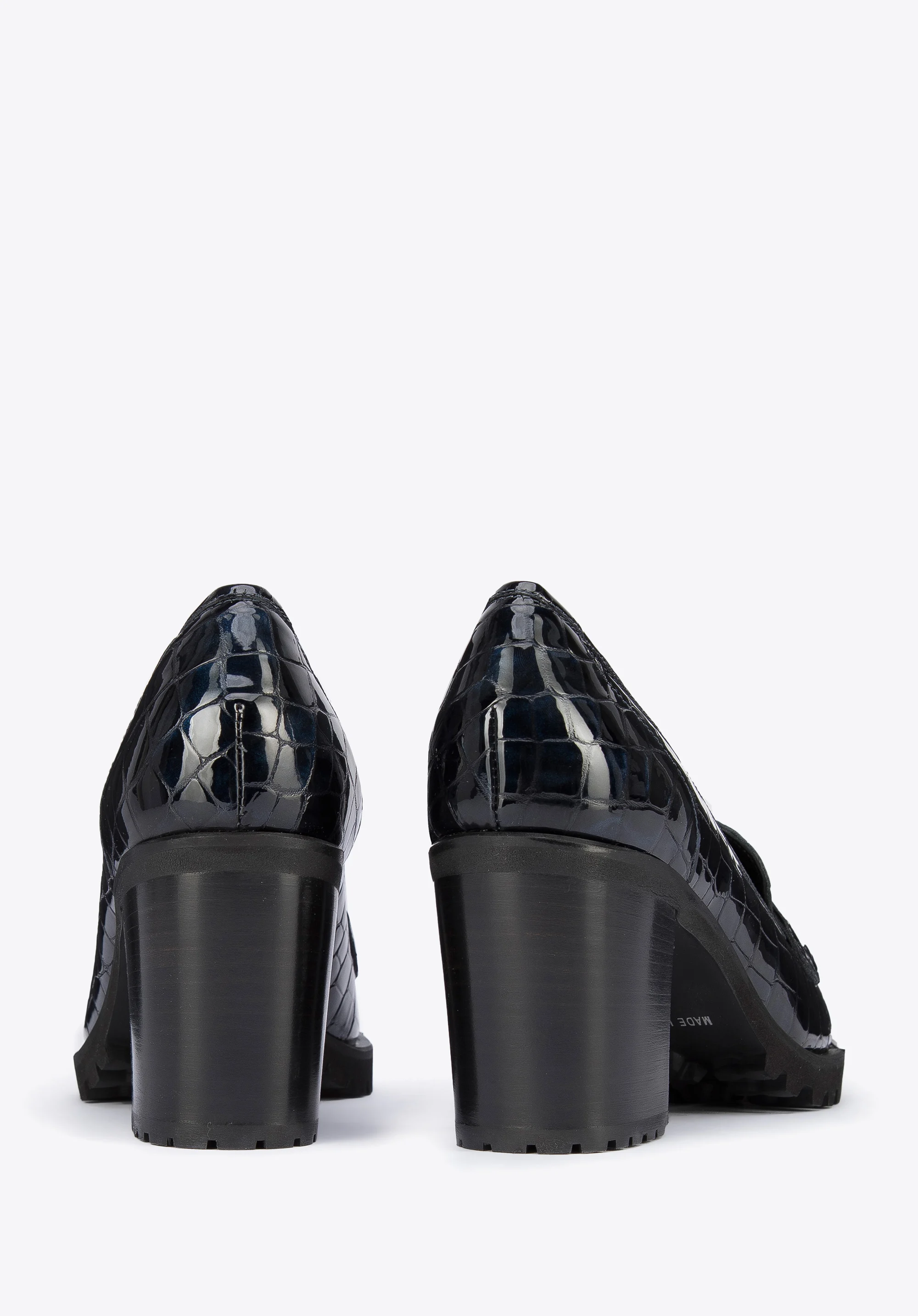 Czółenka ze skóry lakierowanej na platformie z bieżnikiem