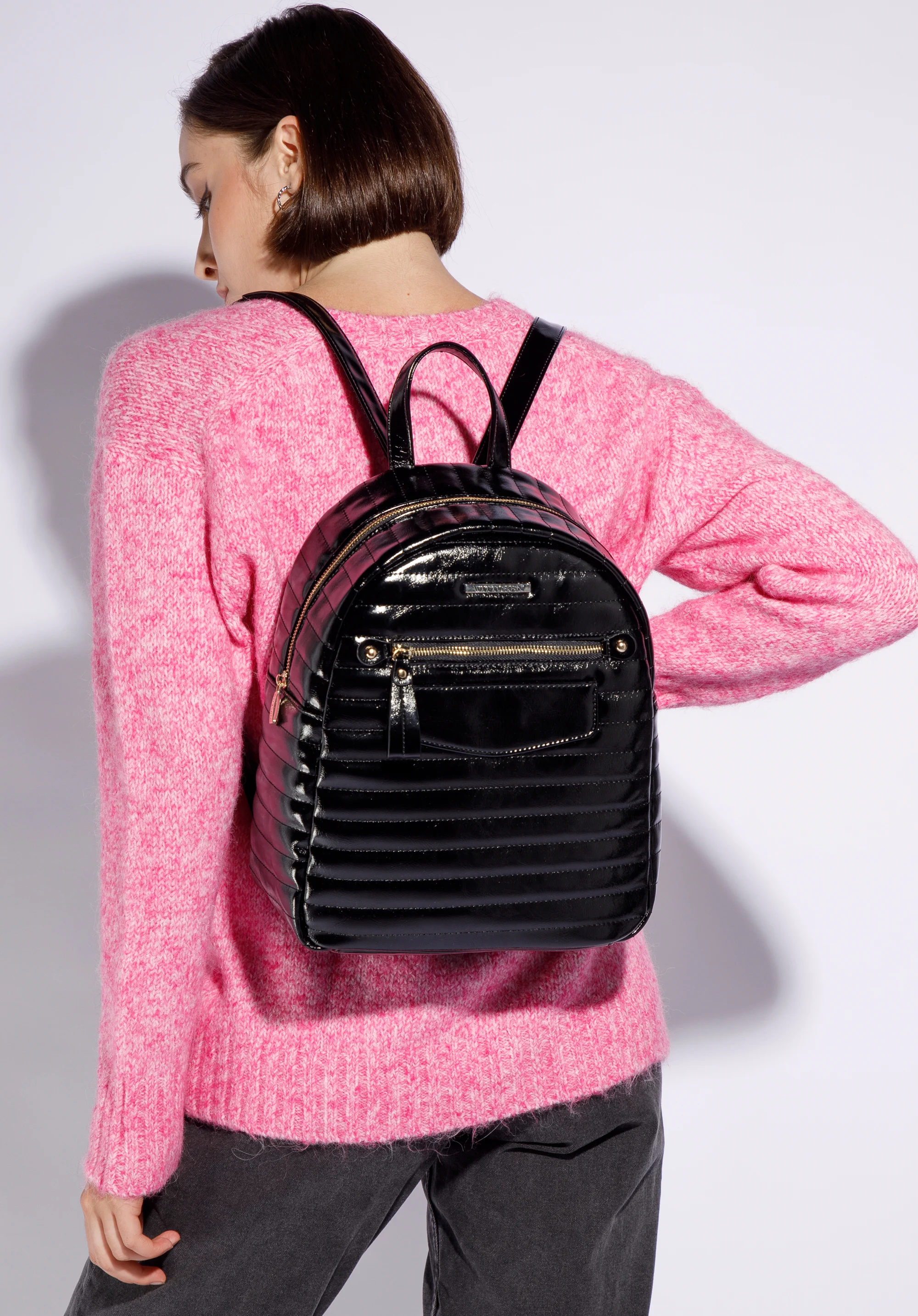 Damski plecak z błyszczącej ekoskóry