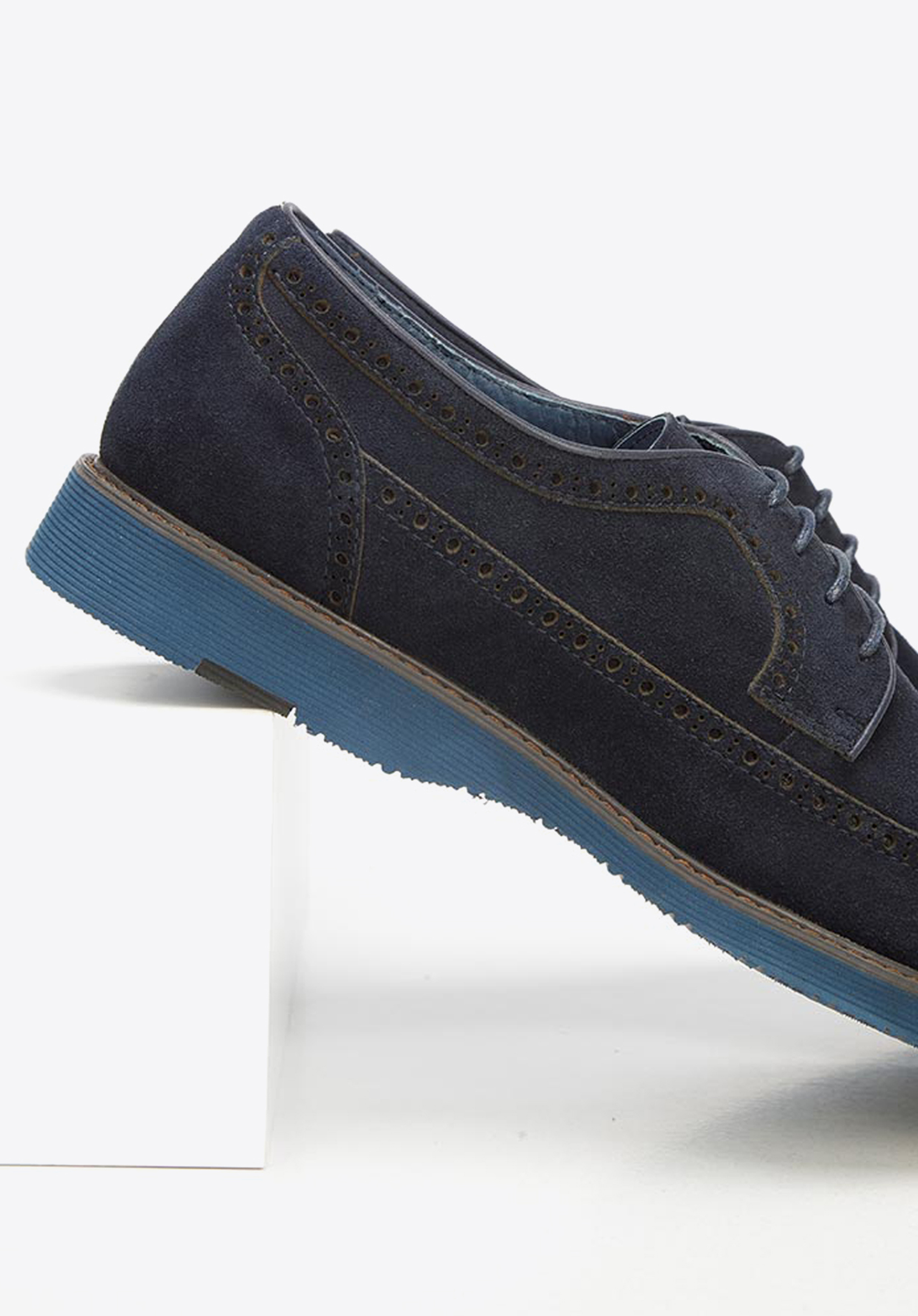 Męskie brogsy zamszowe proste