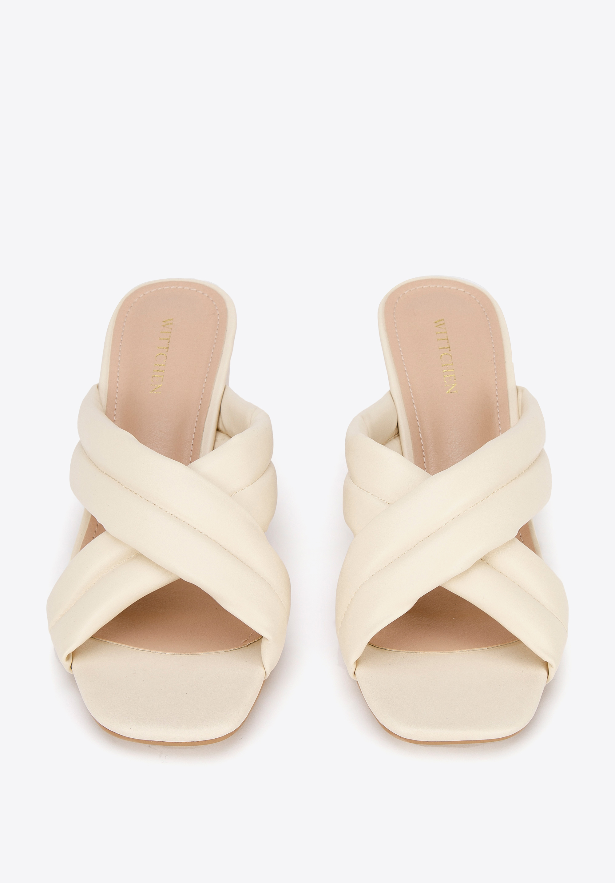 Damskie klapki pikowane z paskami na krzyż