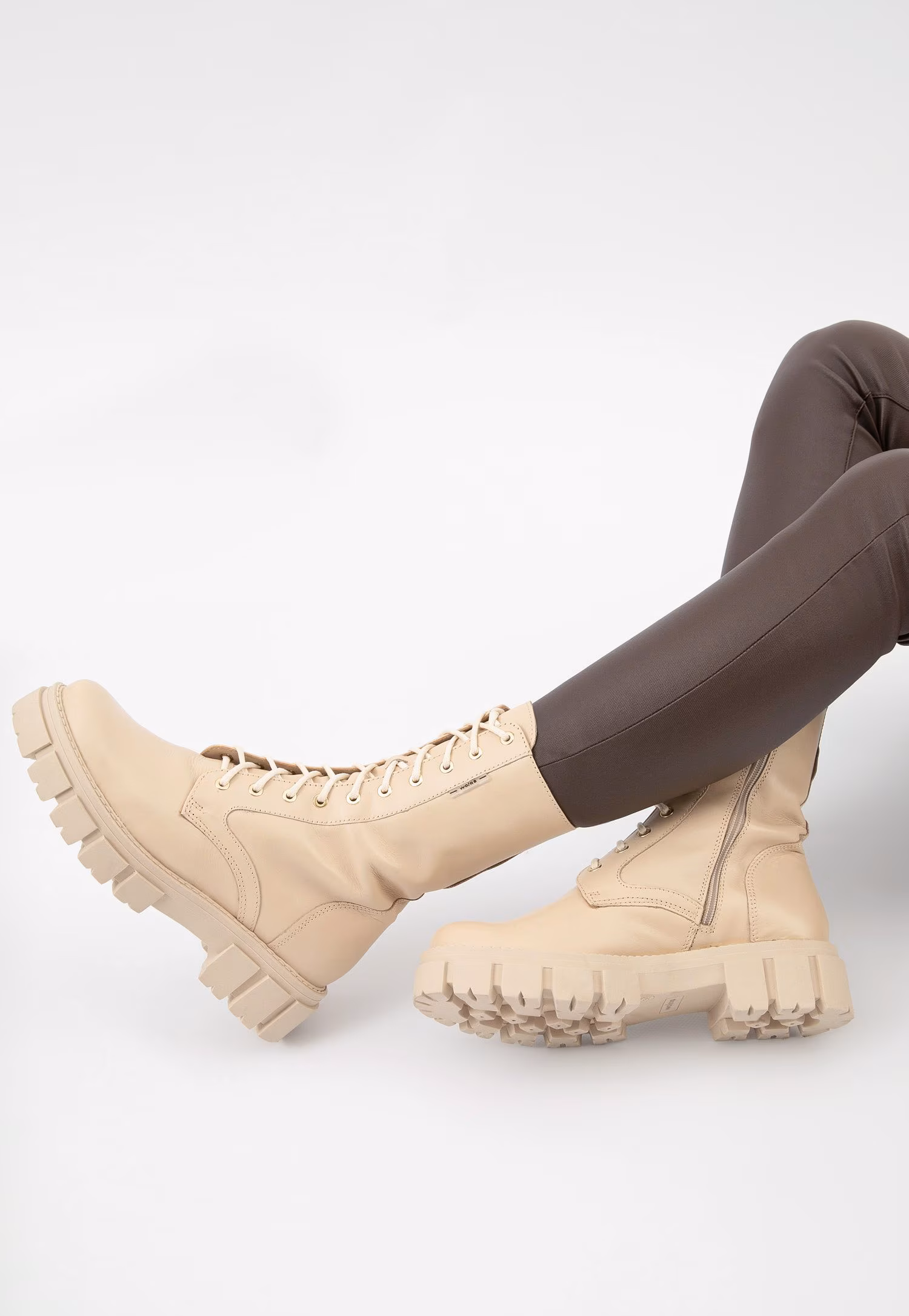 Wysokie beżowe trzewiki damskie typu bikery