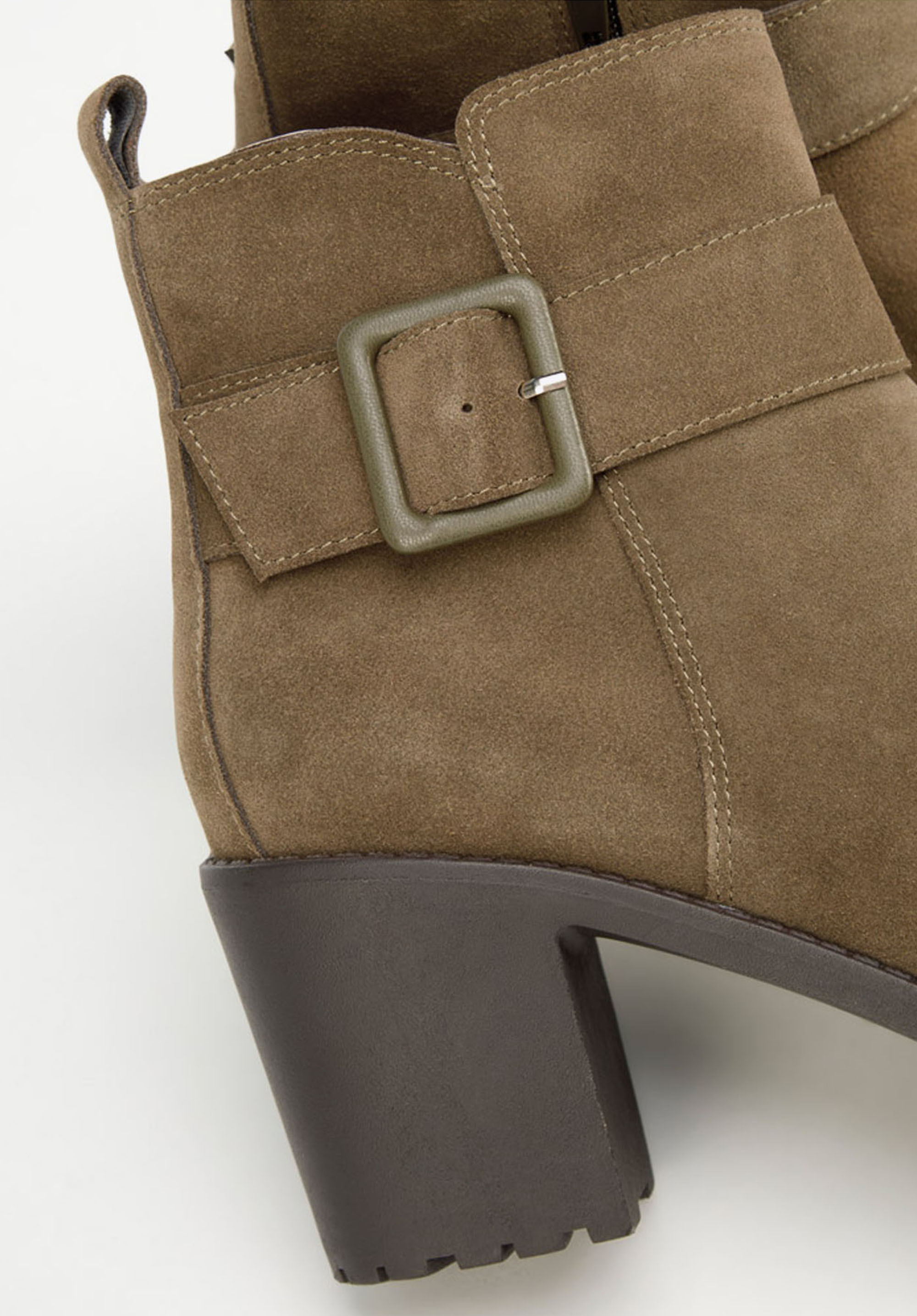 Damskie botki zamszowe z ozdobną klamrą