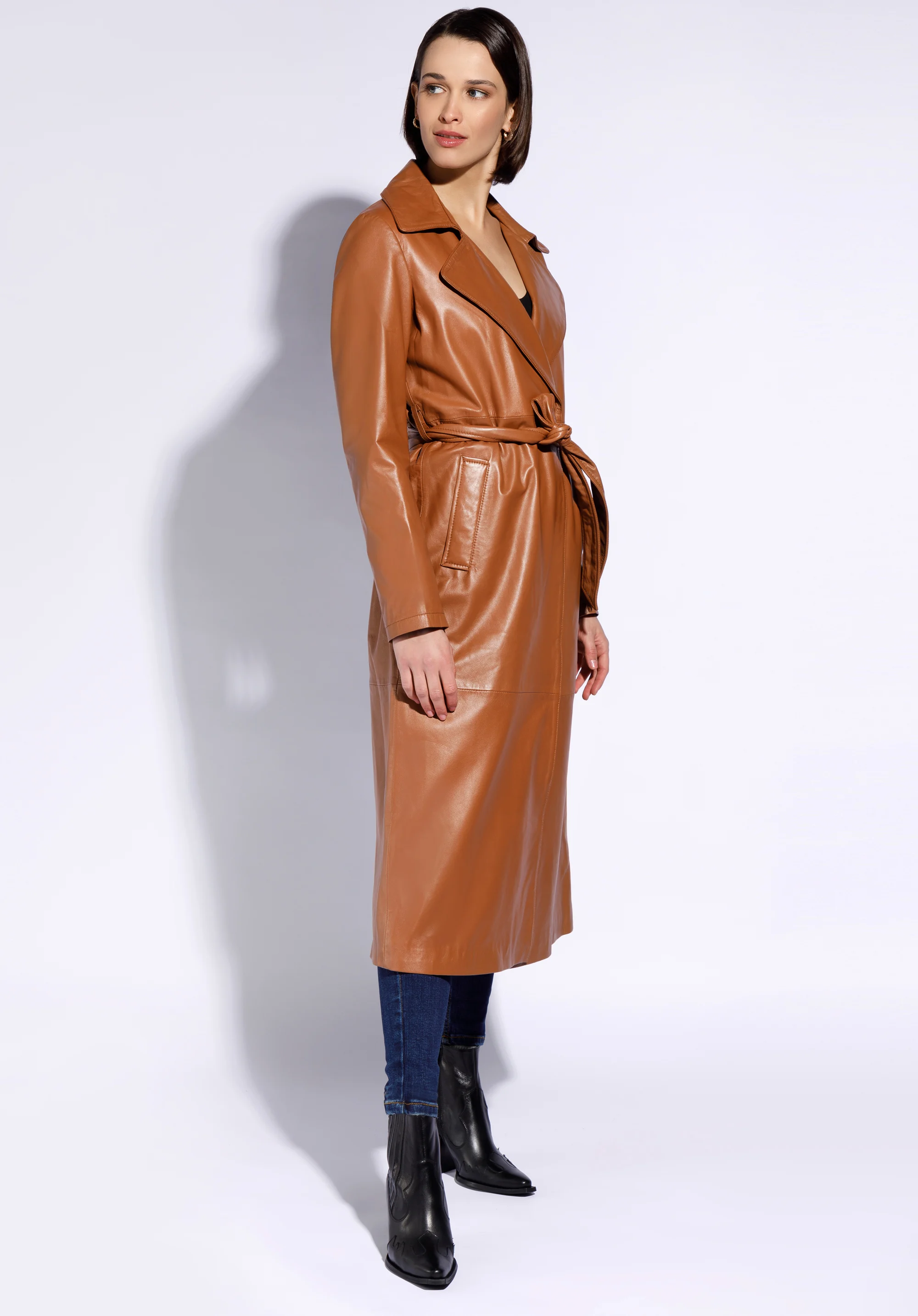 Damski płaszcz skórzany z paskiem