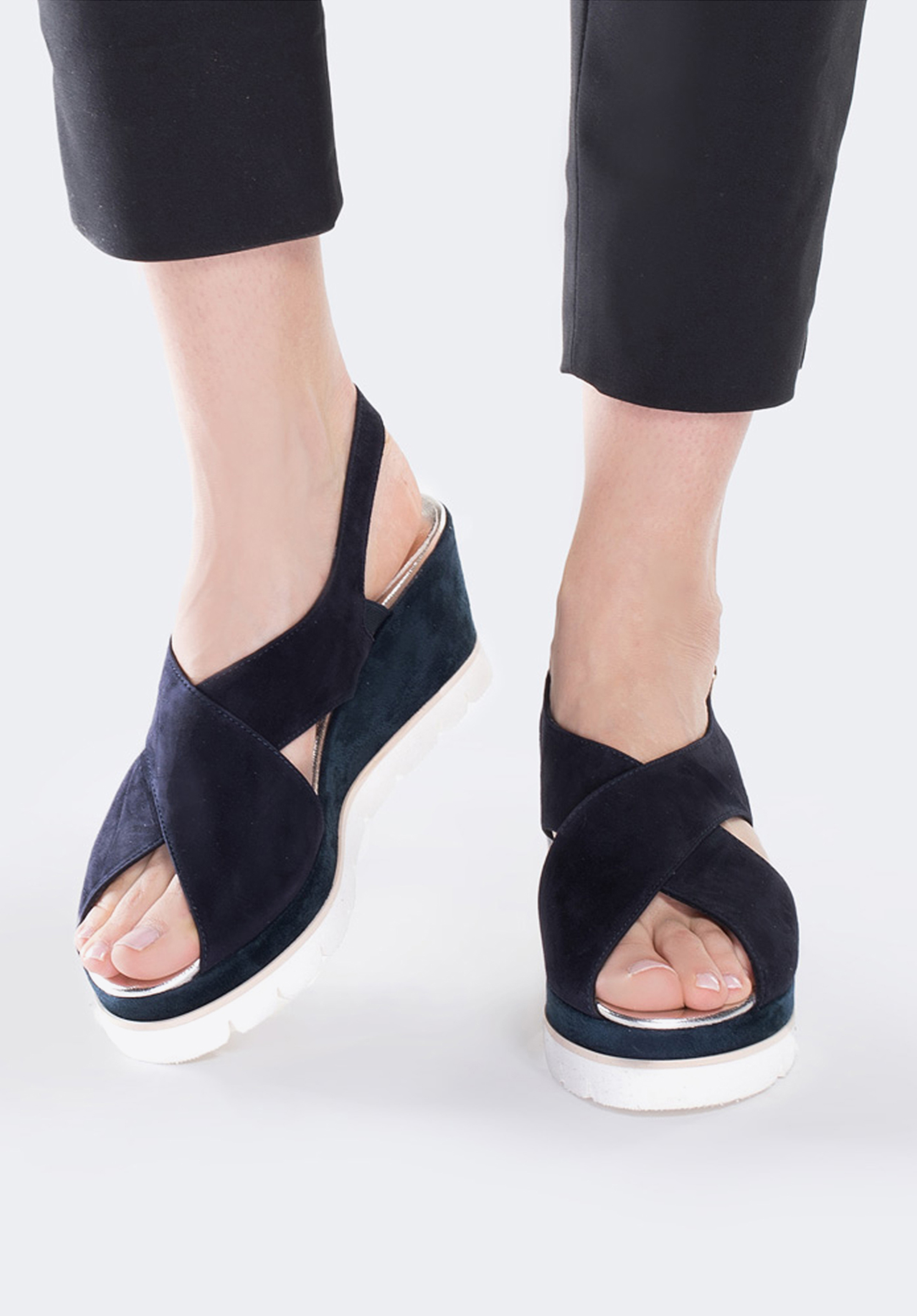 Damskie sandały zamszowe na jasnej podeszwie