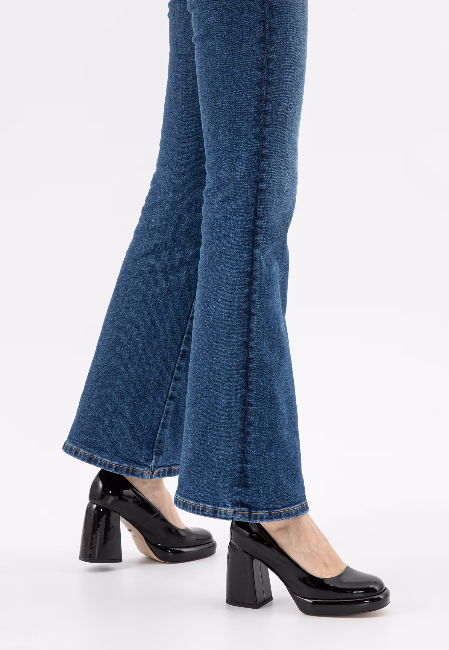 Czarne lakierowane czółenka na masywnym obcasie