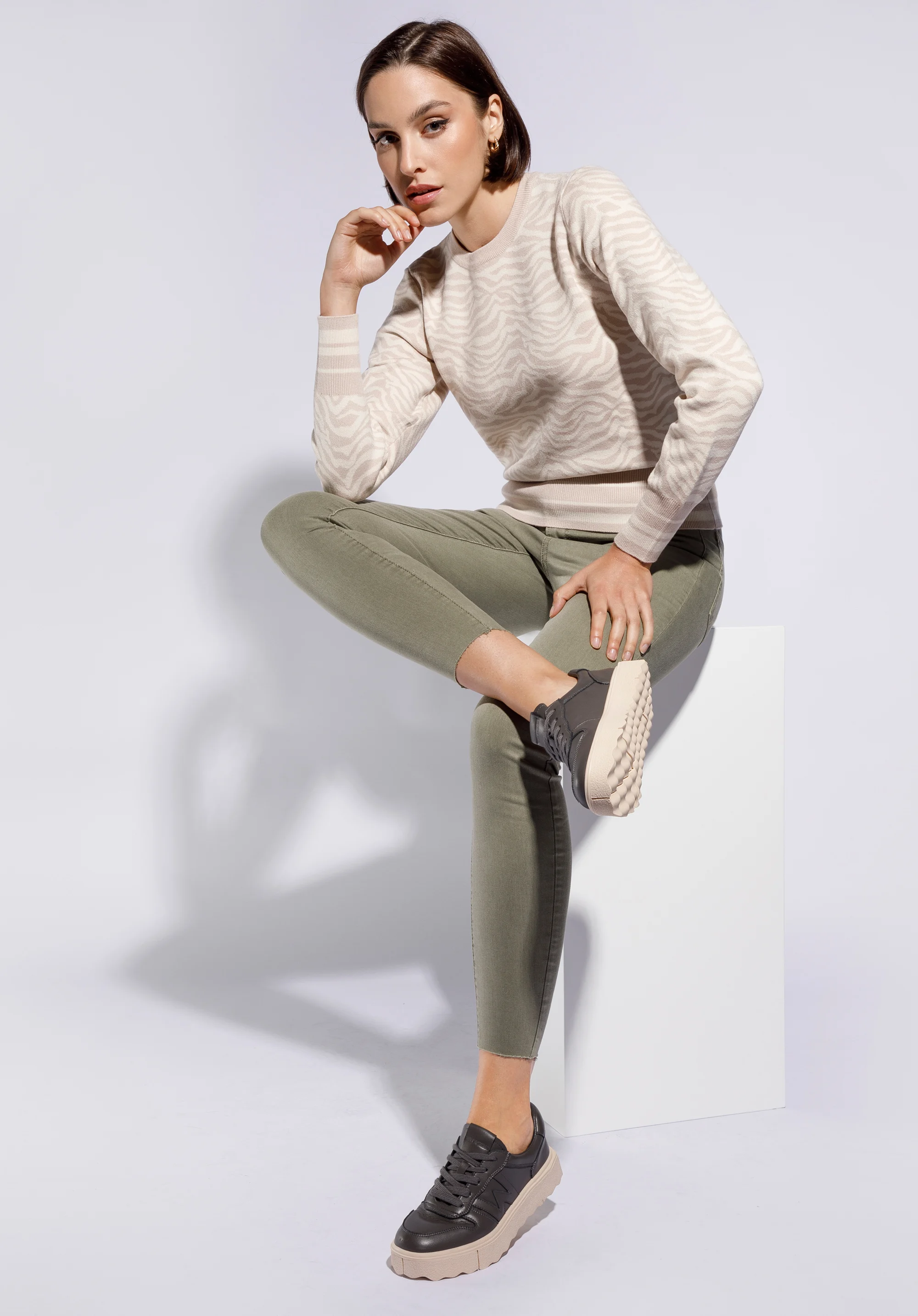 Damskie sneakersy skórzane z literą „W”