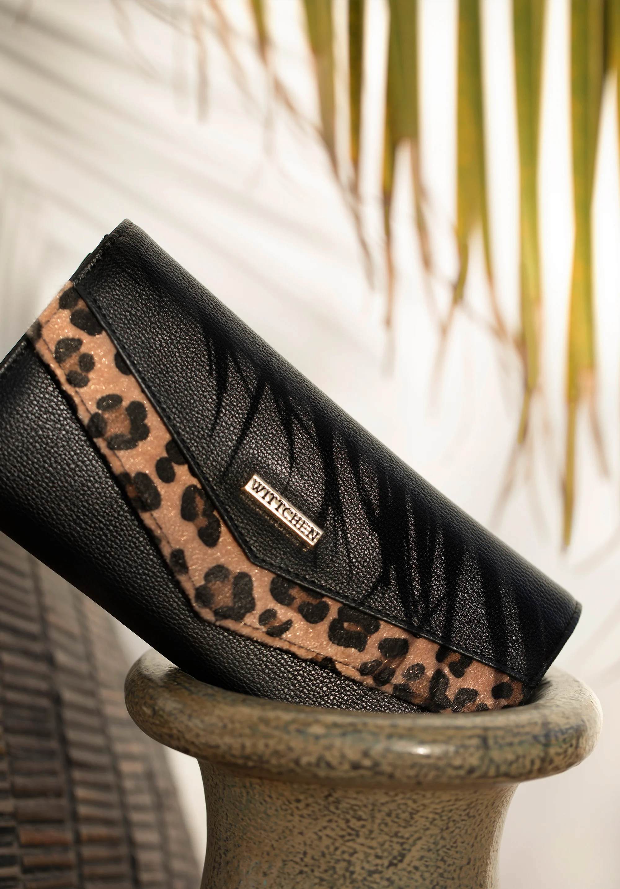 Damski portfel z ekoskóry z trójkątną klapą