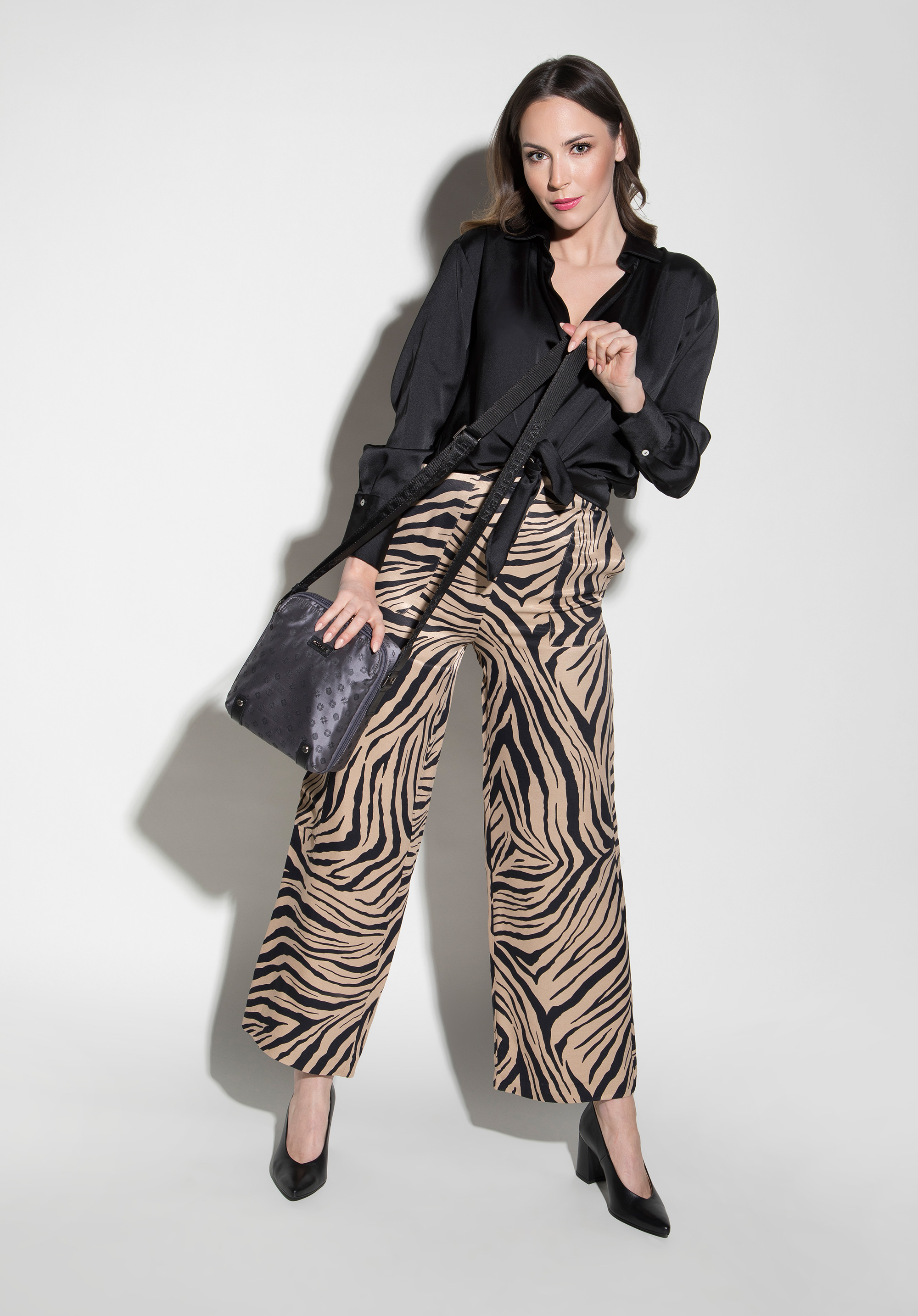 Damska torebka żakardowa z opaskami ze skóry pionowa