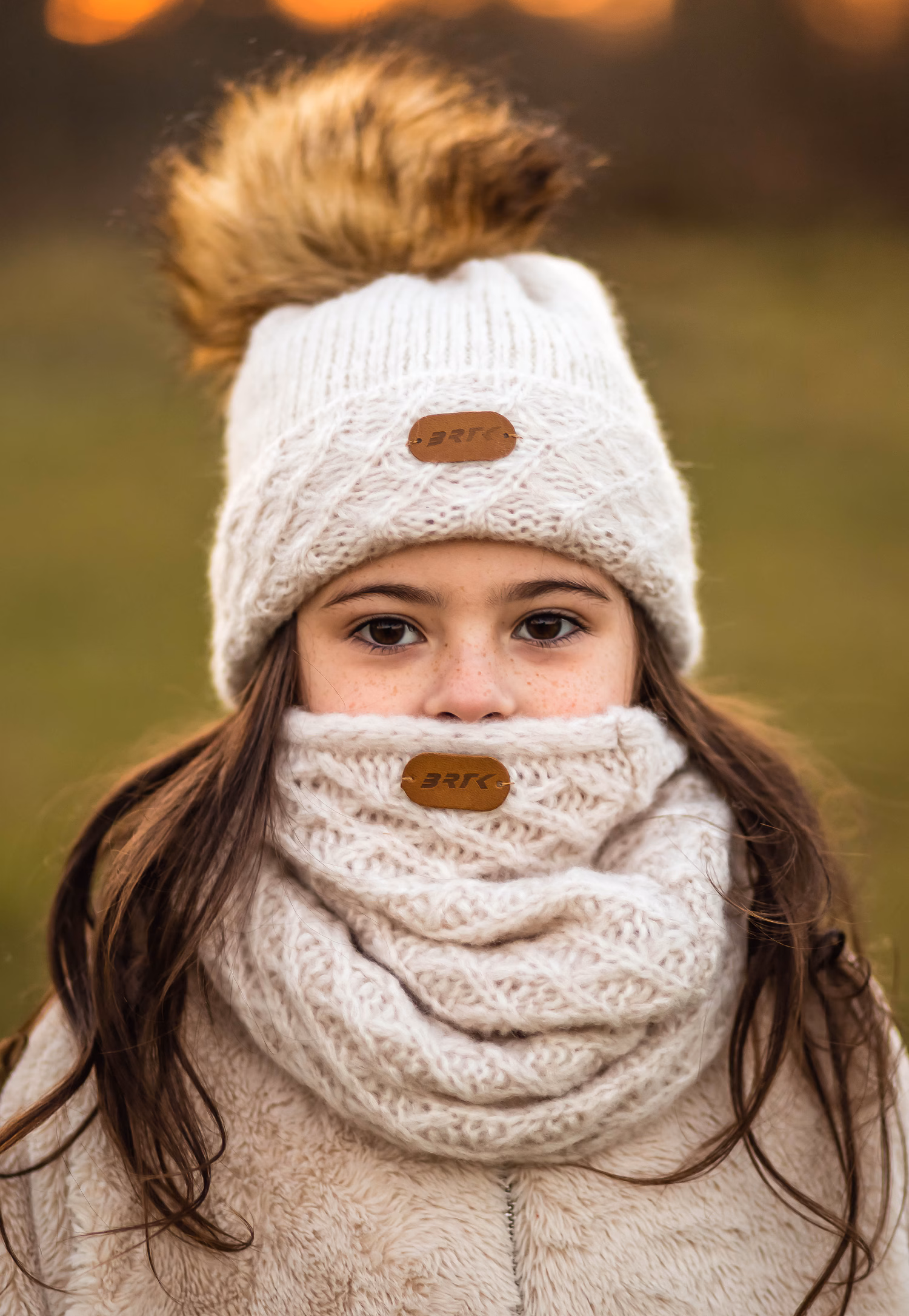 Jasnobeżowy komplet BARTEK 8560284 czapka + komin z wełną merino