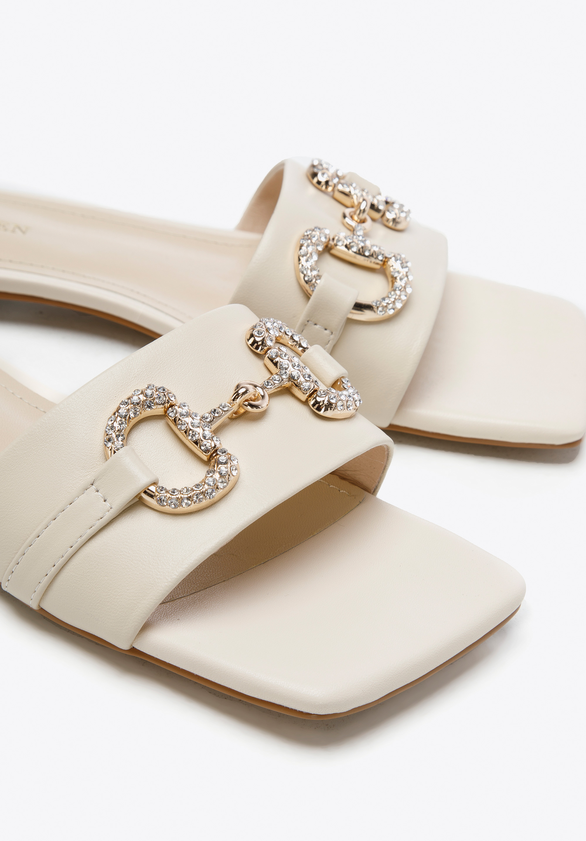 Damskie klapki skórzane z połyskującą klamrą