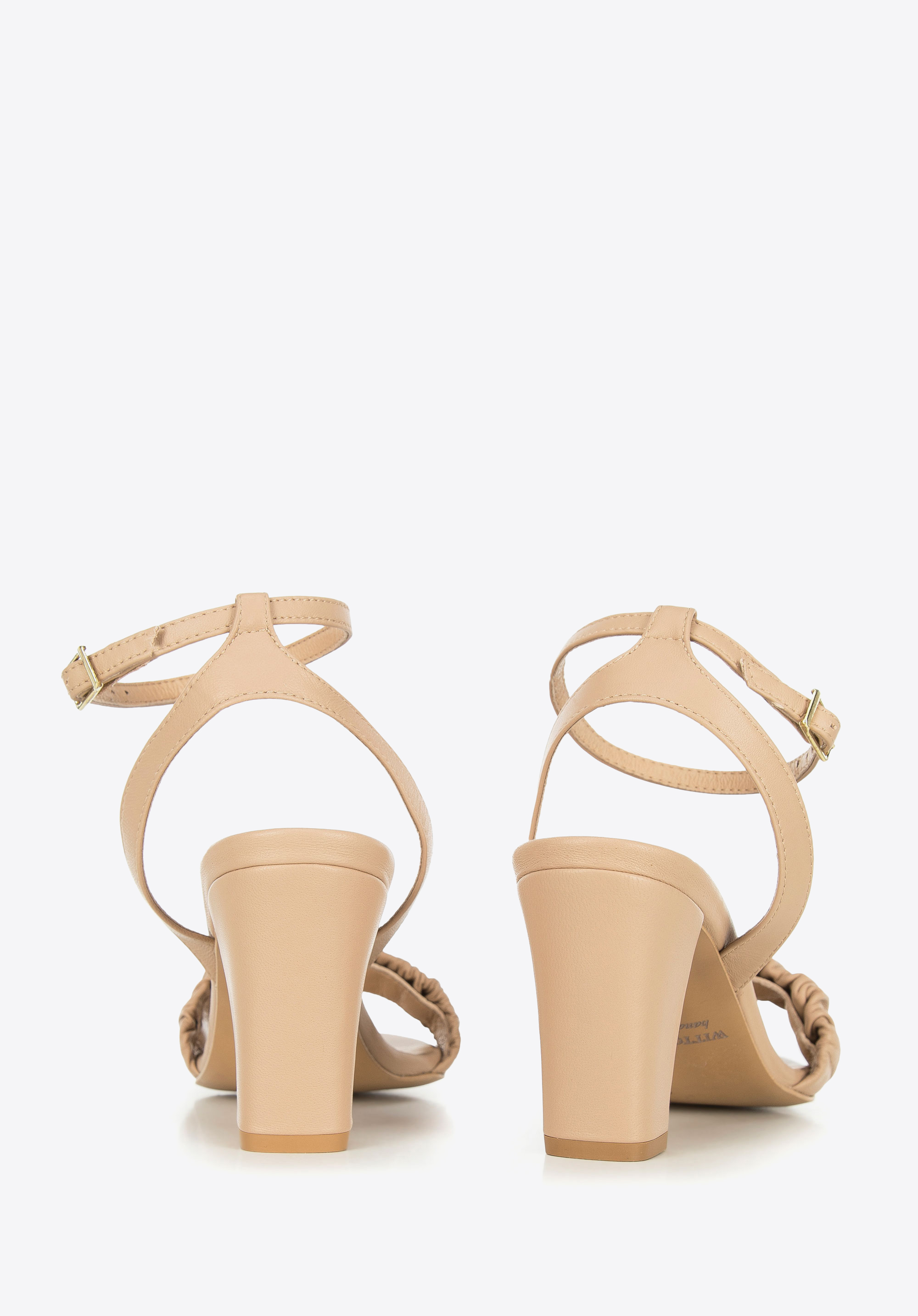 Damskie sandały z marszczonej skóry na słupku