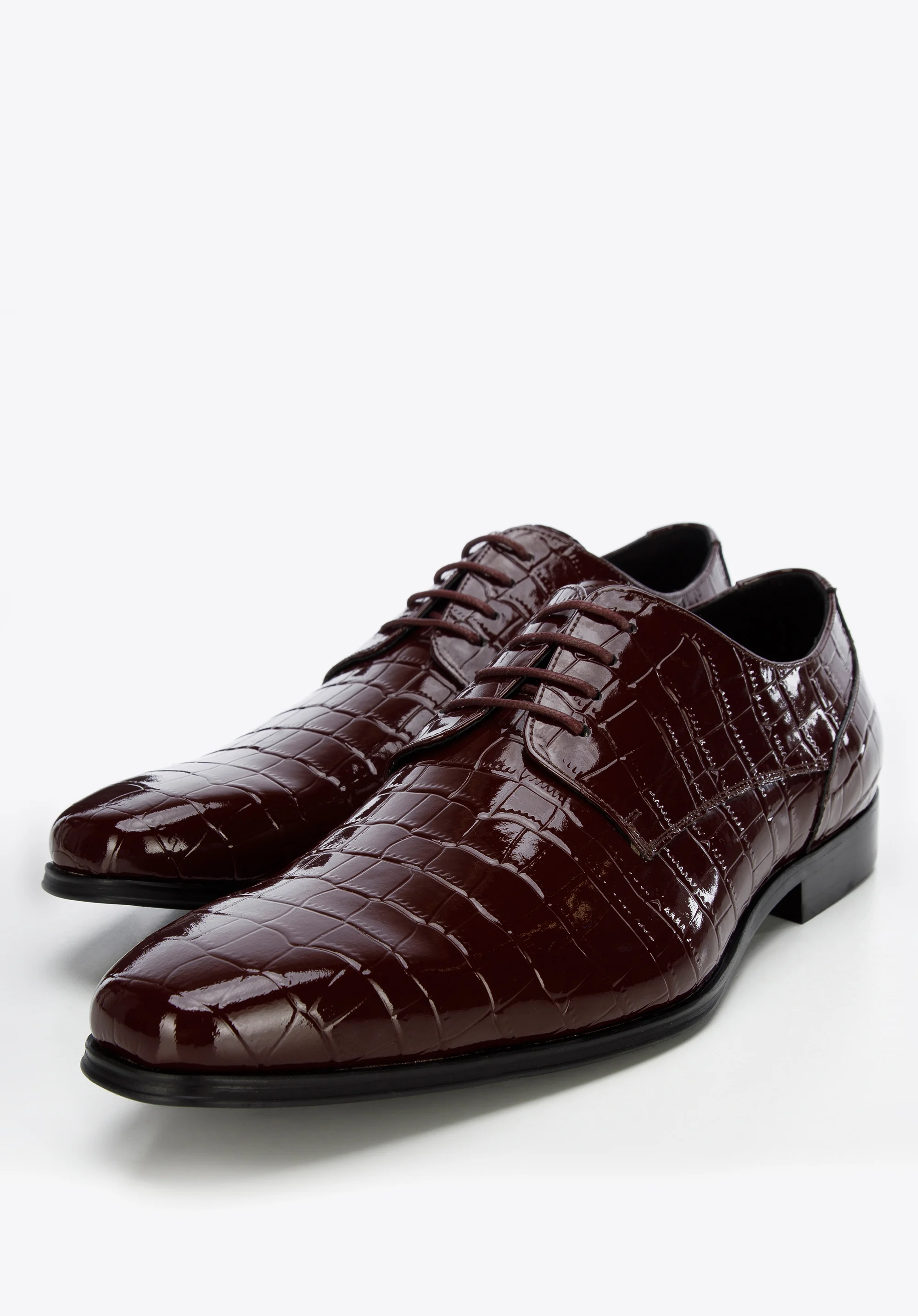Męskie derby z lakierowanej skóry o fakturze croco