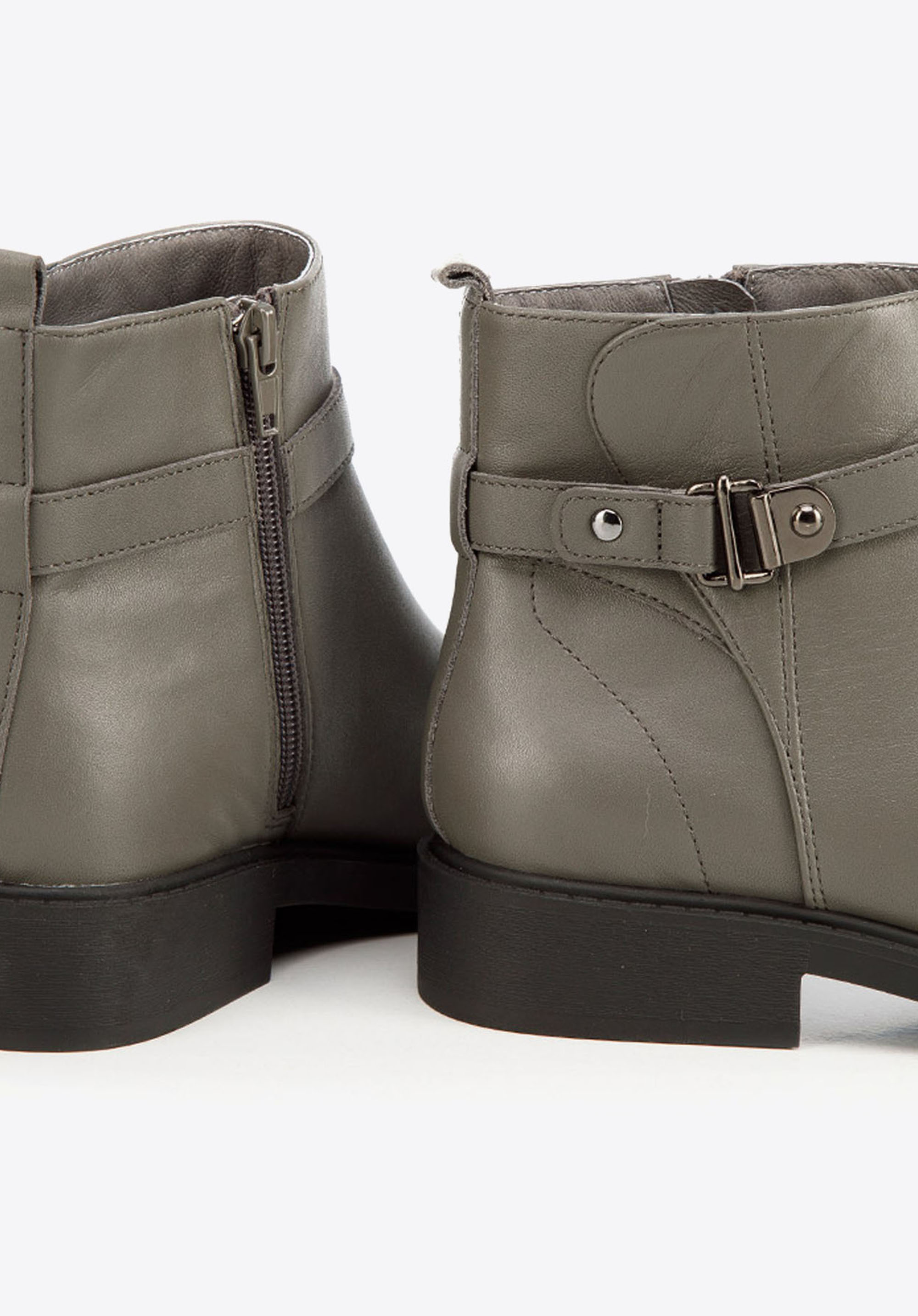 Botki skórzane z rzemykiem i sprzączką