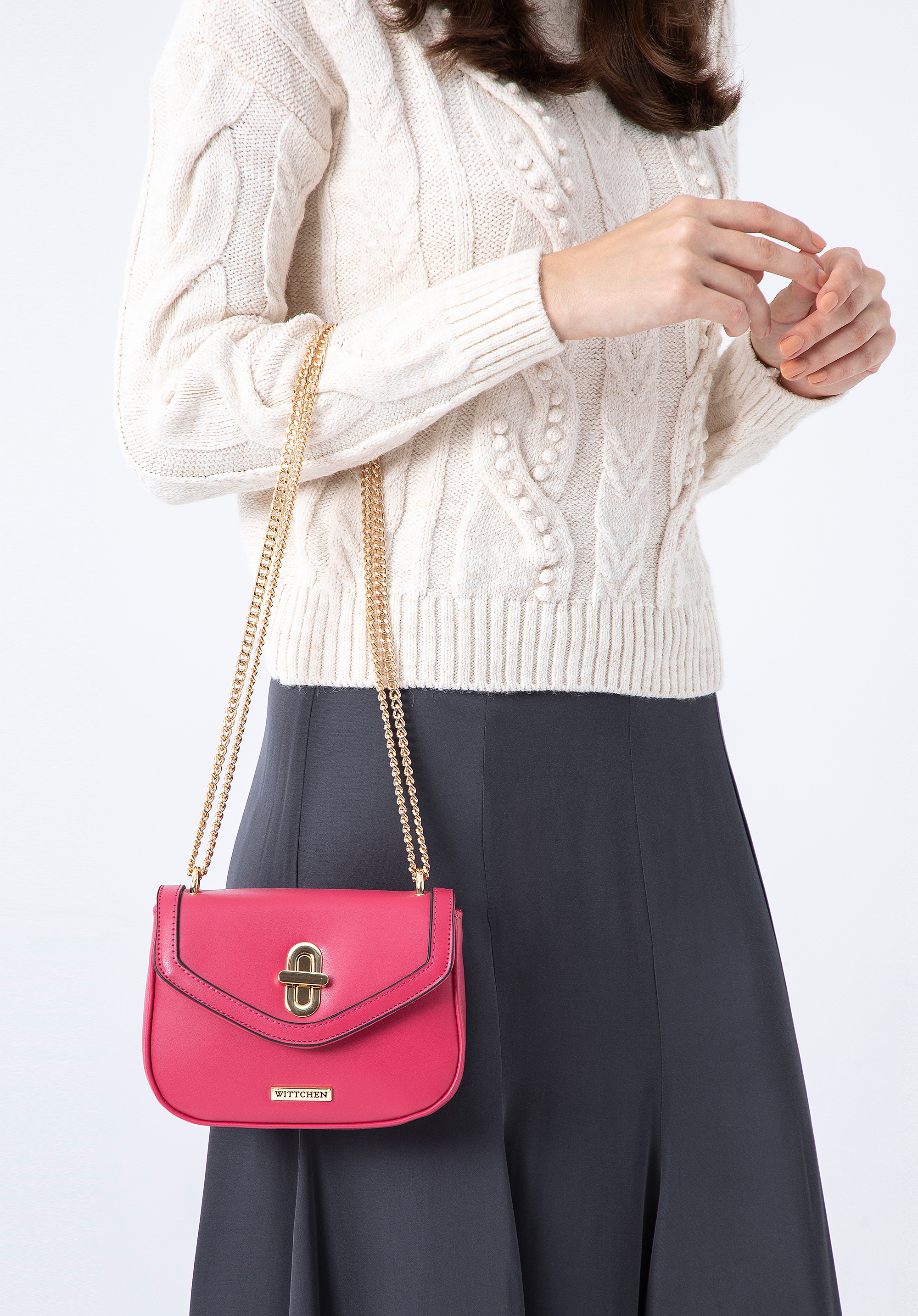 Damska listonoszka z obszytą klapą na łańcuszku mała