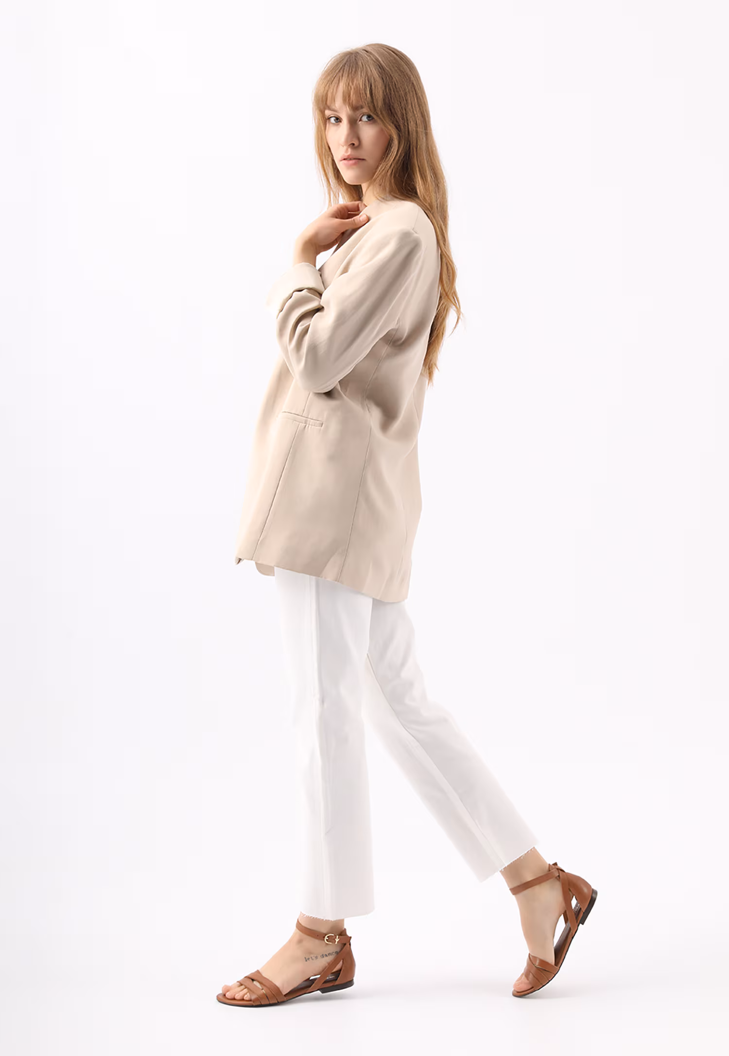 Złote sandały damskie z tłoczonym wzorem