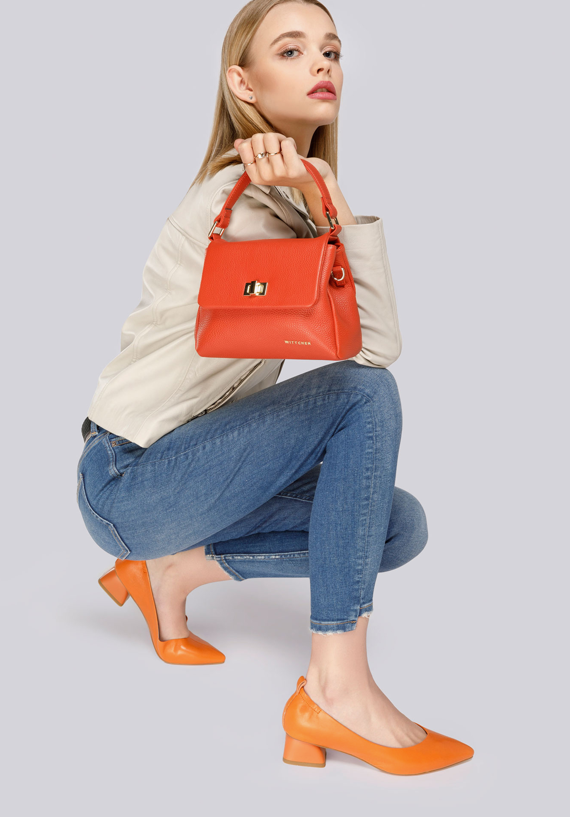 Czółenka skórzane z gumką z tyłu