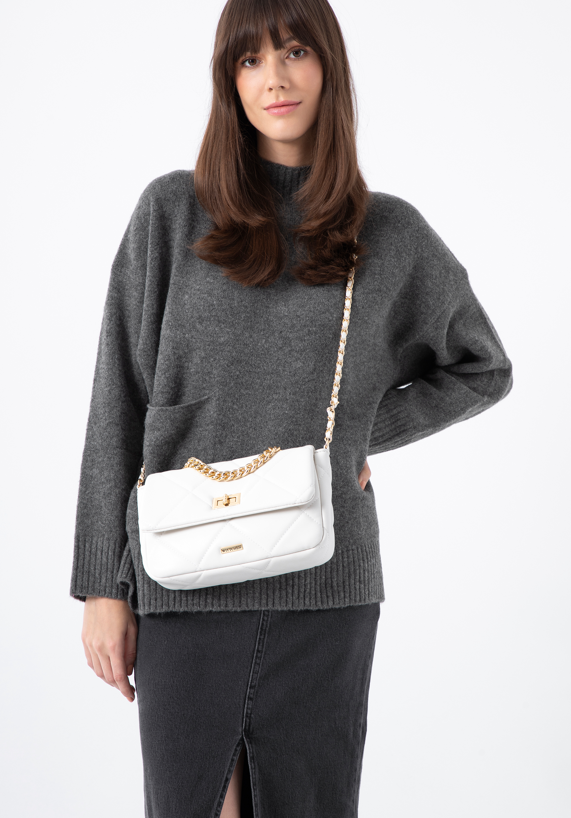 Damska torebka pikowana w kwadraty na łańcuszku mała