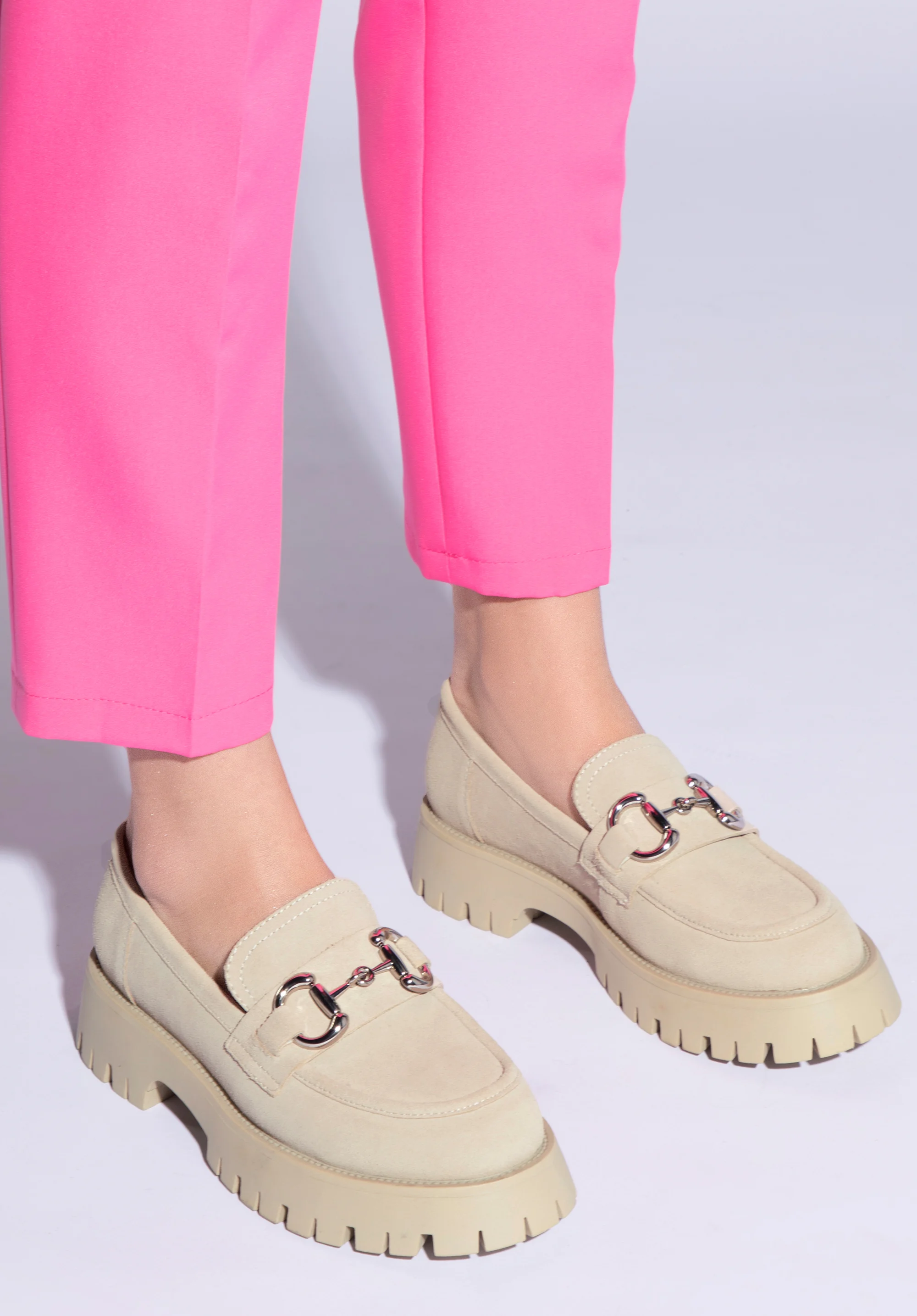 Damskie mokasyny zamszowe z klamrą na platformie