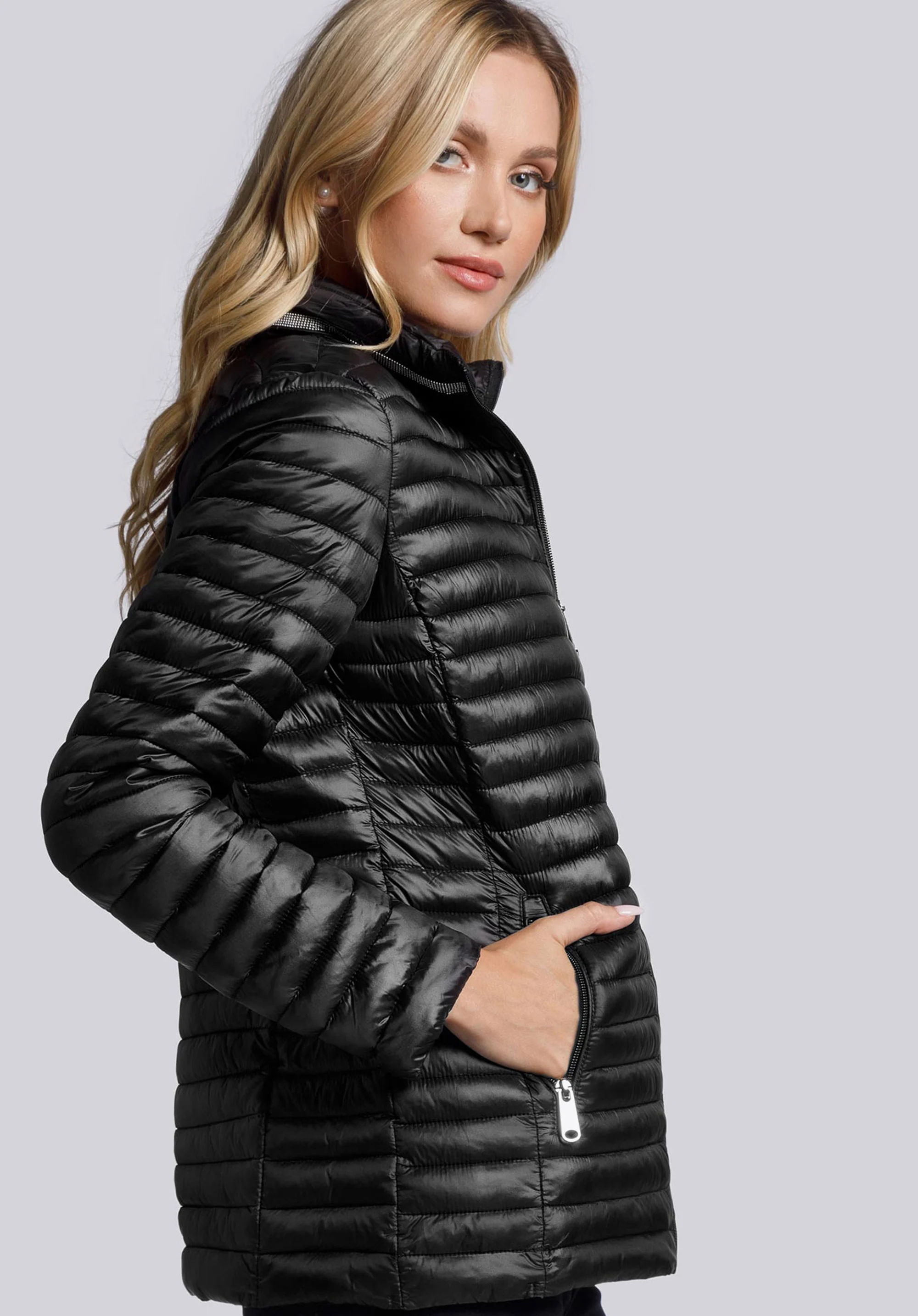 Damska kurtka pikowana z ozdobną stójką