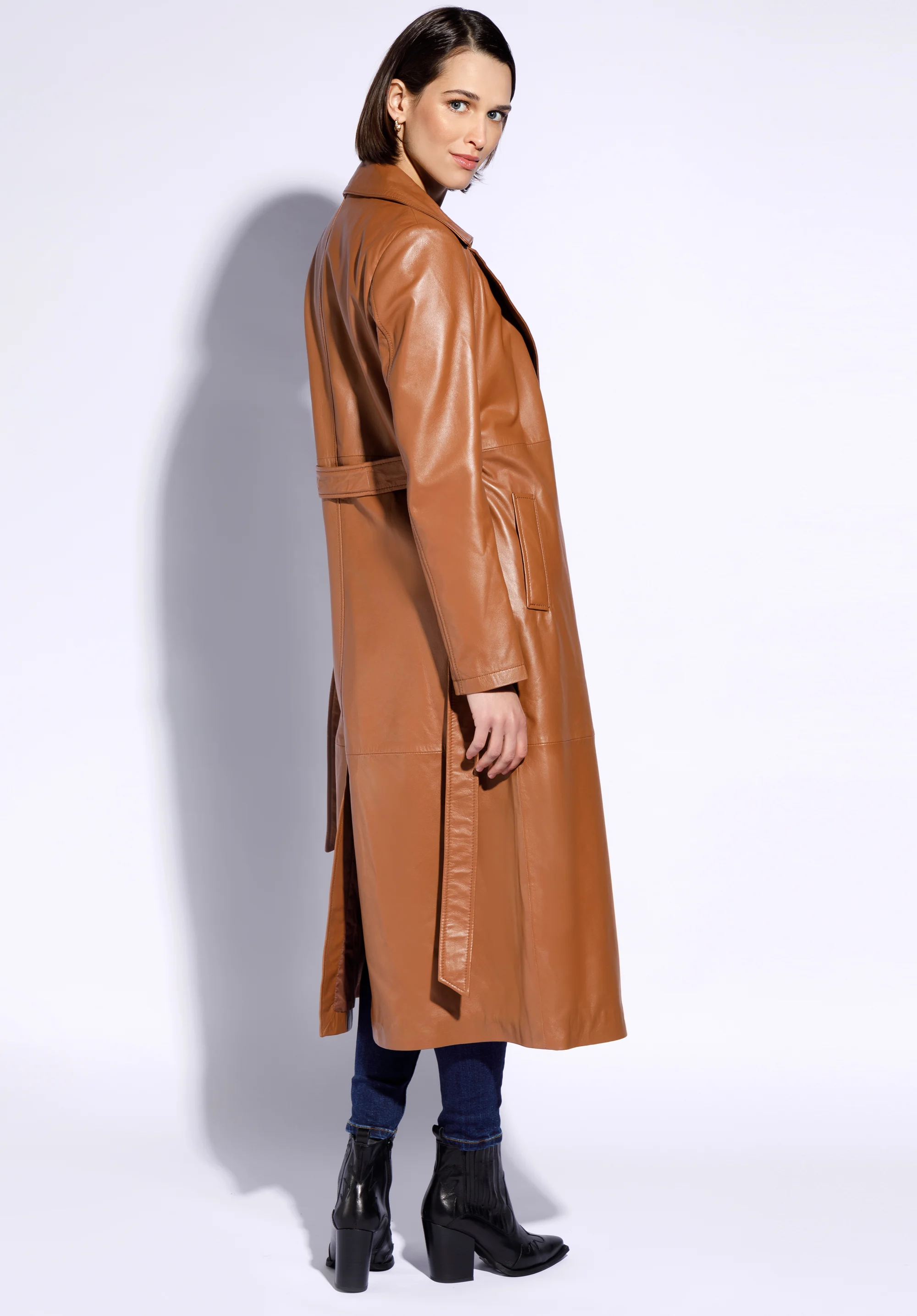 Damski płaszcz skórzany z paskiem