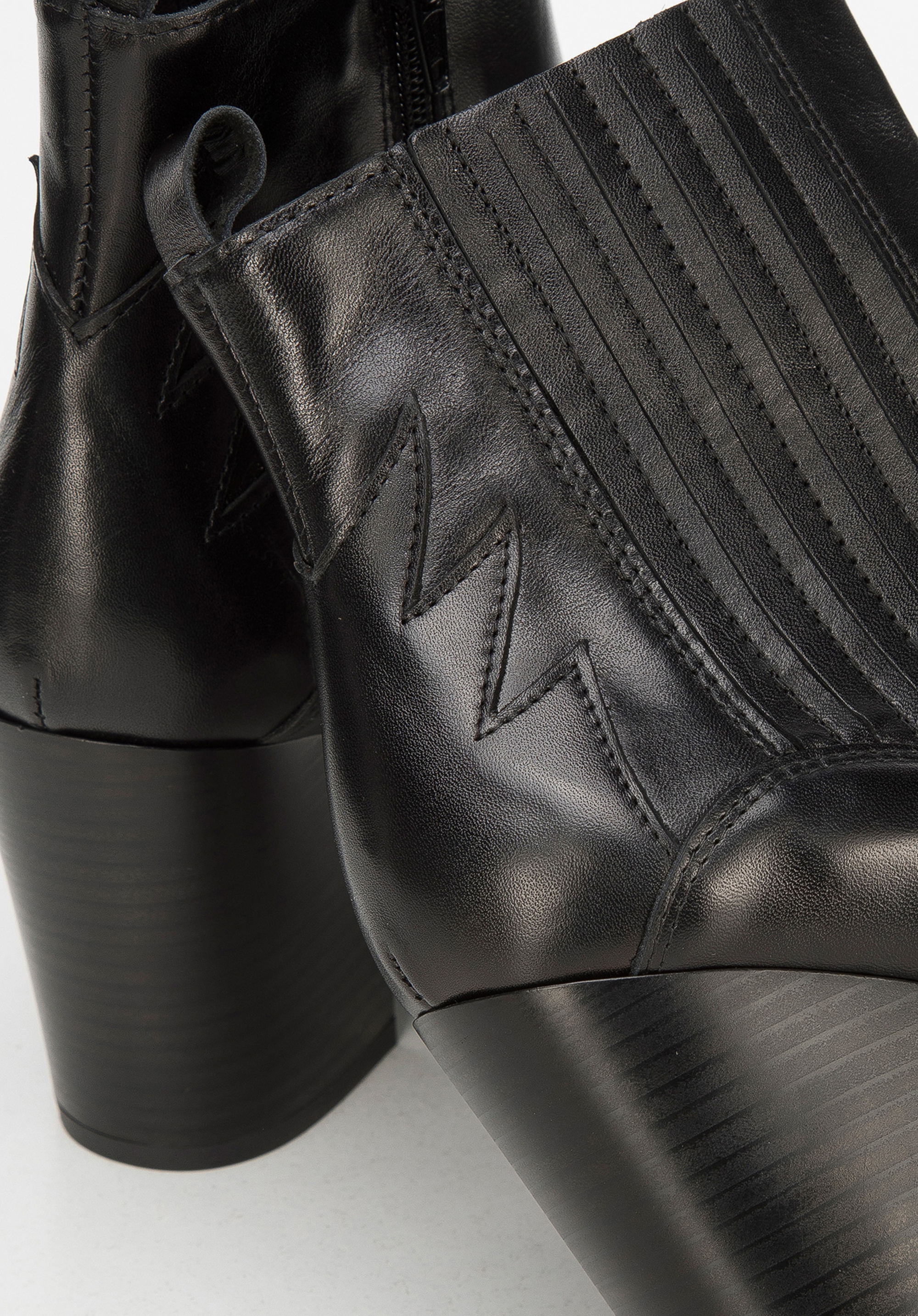 Kowbojki skórzane krótkie z kanciastym noskiem