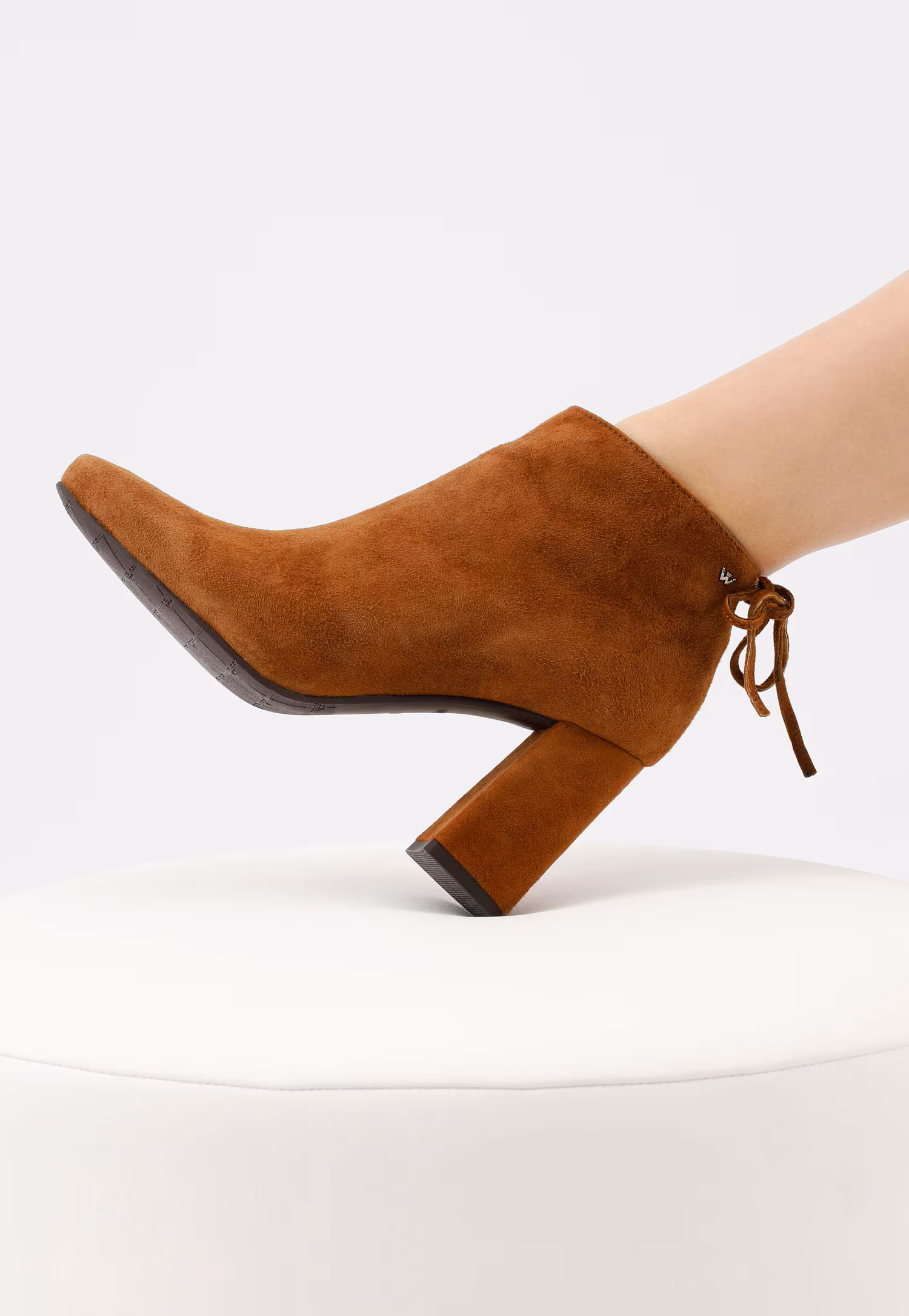 Jasnobrązowe welurowe botki damskie na słupku