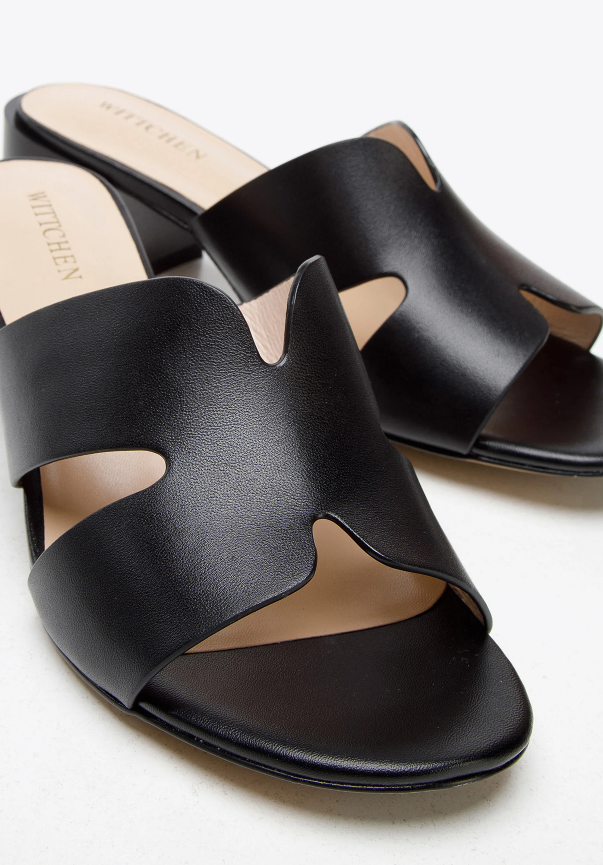 Damskie klapki skórzane proste na słupku