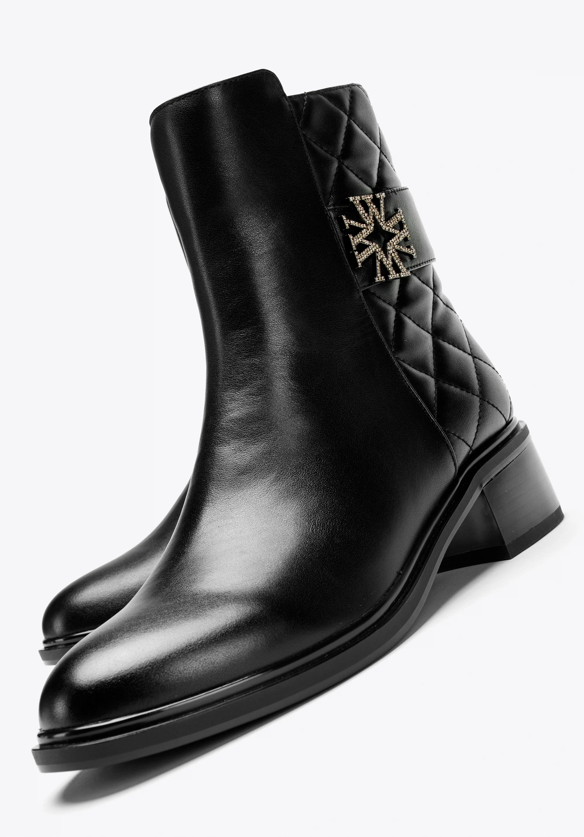 Damskie botki skórzane z pikowaną cholewką i monogramem