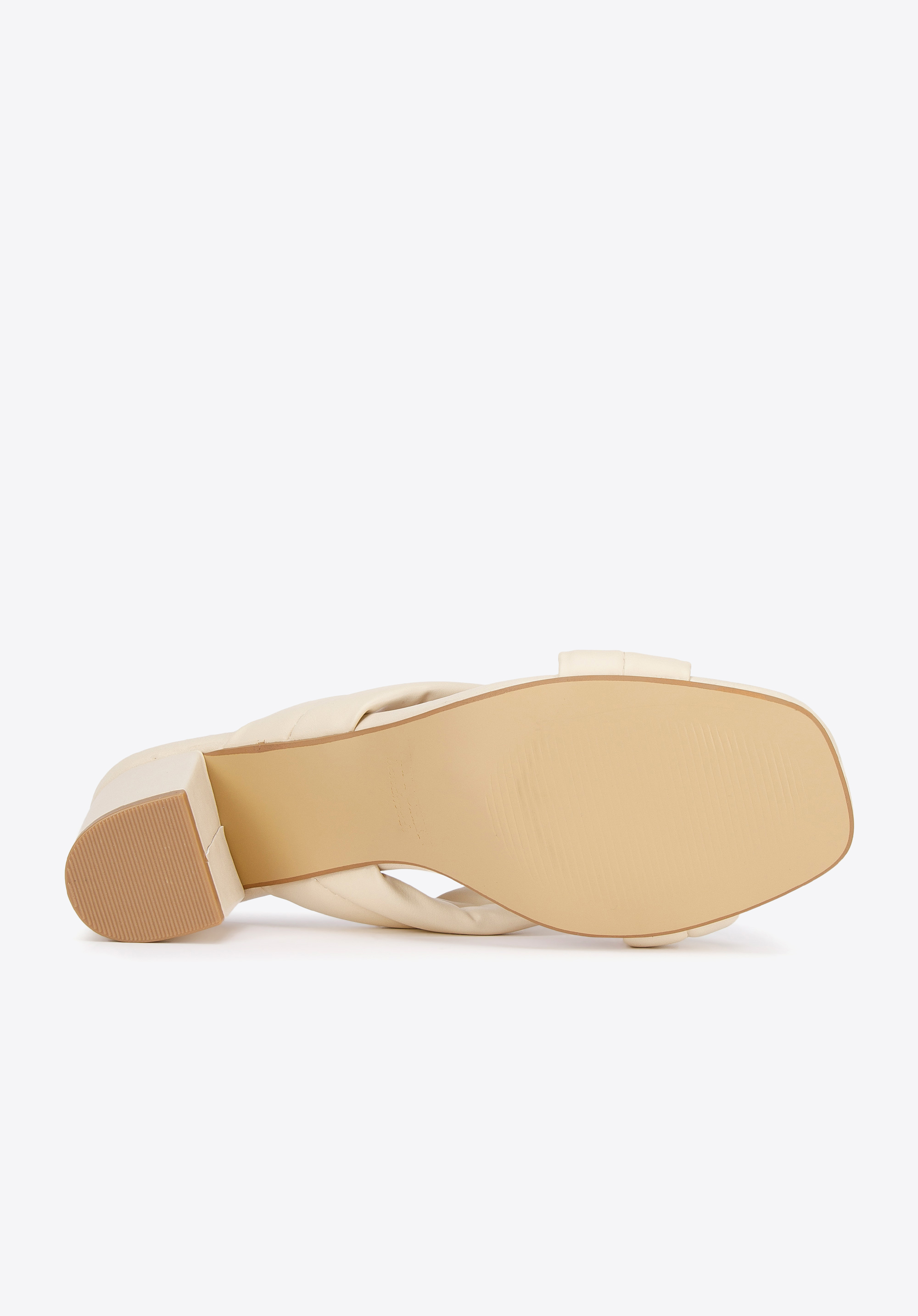 Damskie klapki pikowane z paskami na krzyż