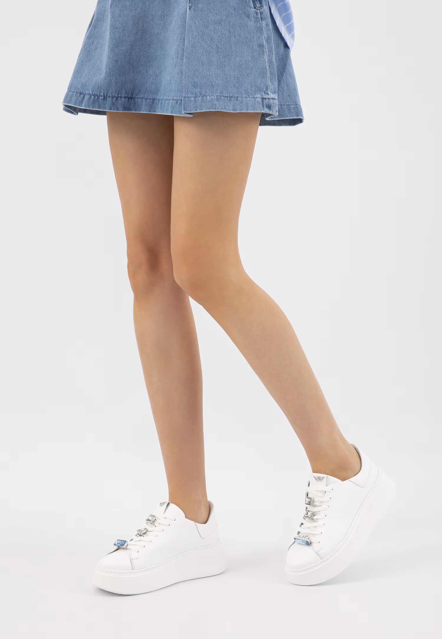 Białe trampki z ozdobnymi kryształkami