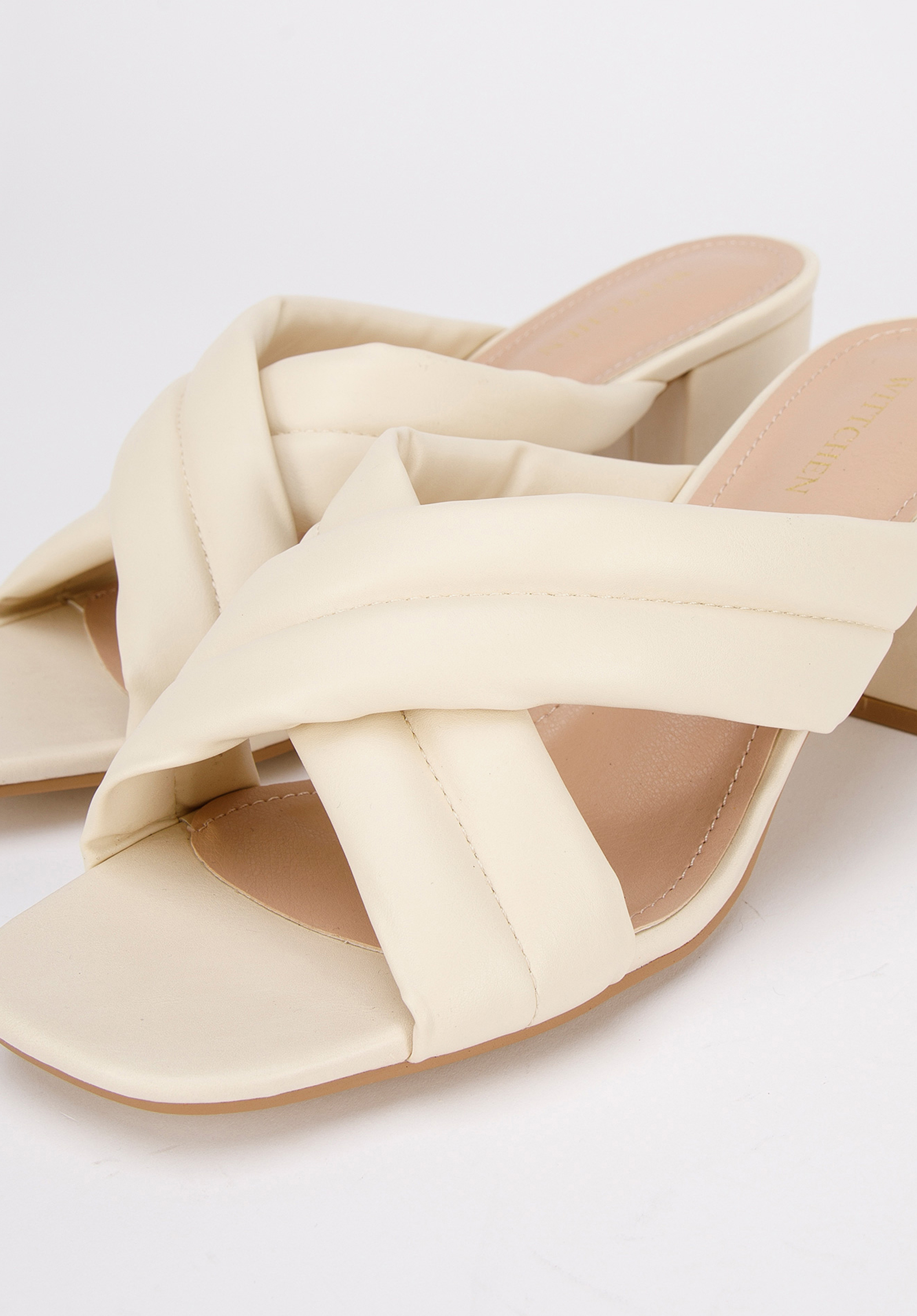 Damskie klapki pikowane z paskami na krzyż