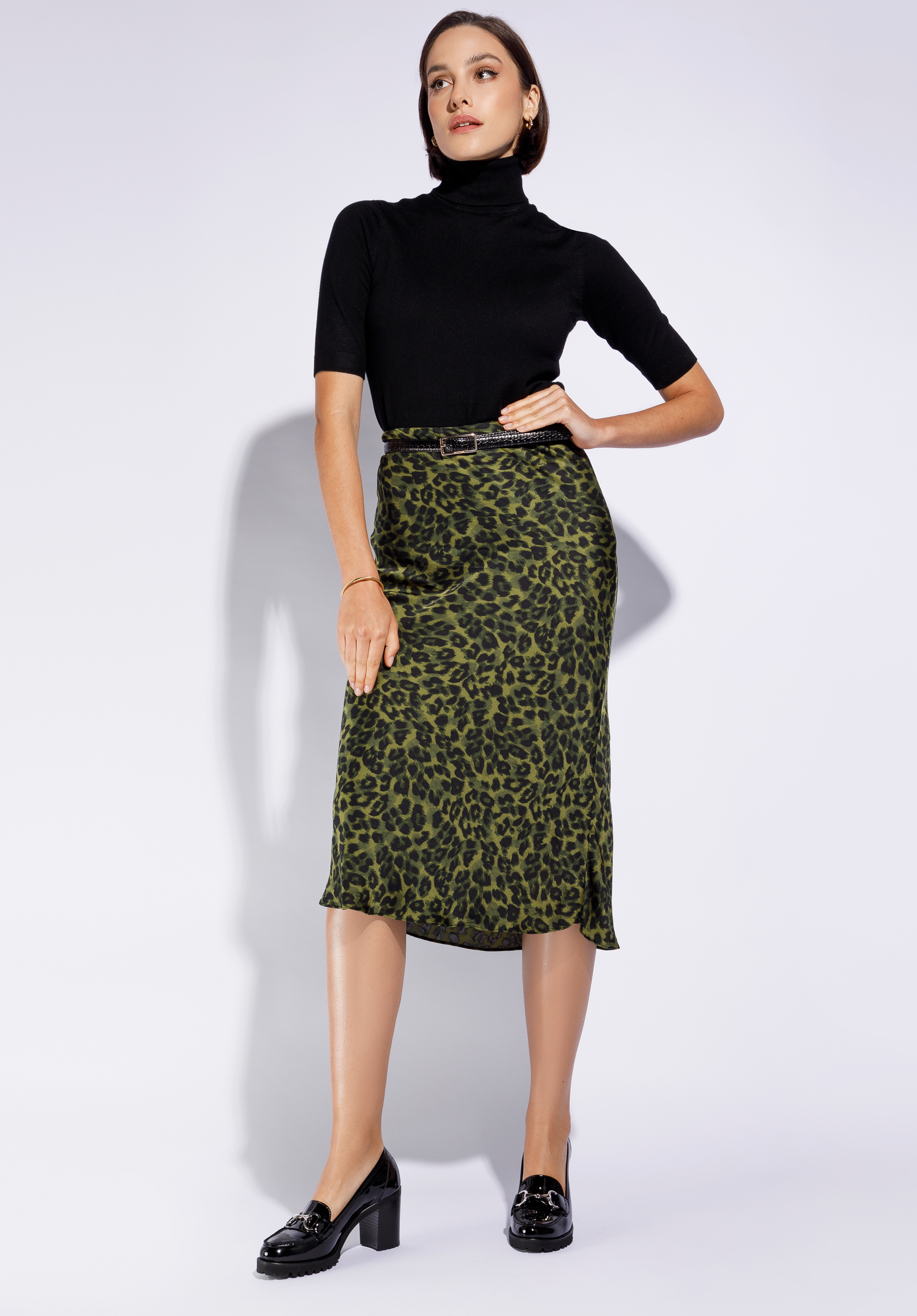 Czółenka ze skóry lakierowanej na platformie z bieżnikiem