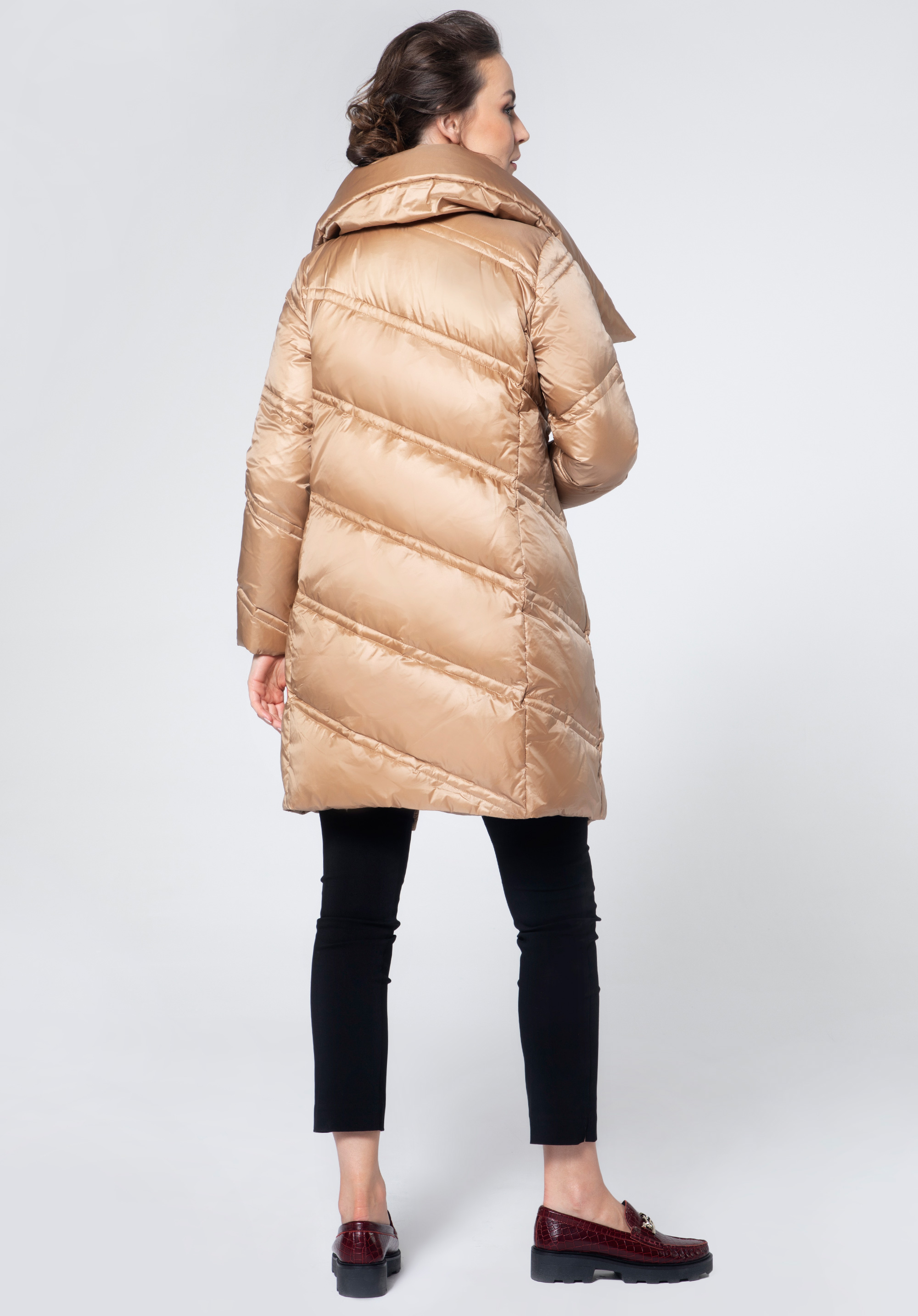 Damska kurtka puchowa z wysokim kołnierzem