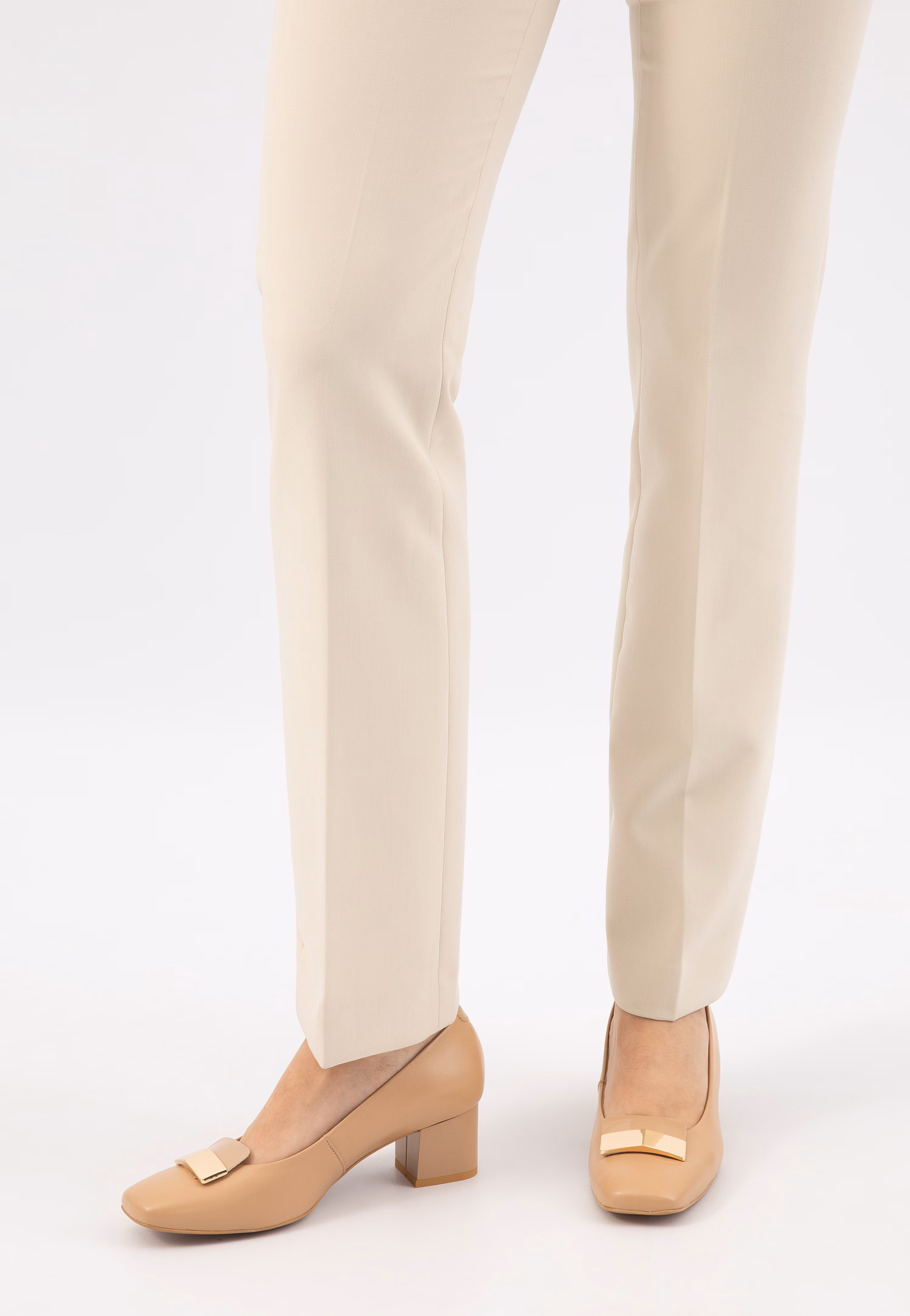 Czarne skórzane czółenka damskie z metalową ozdobą