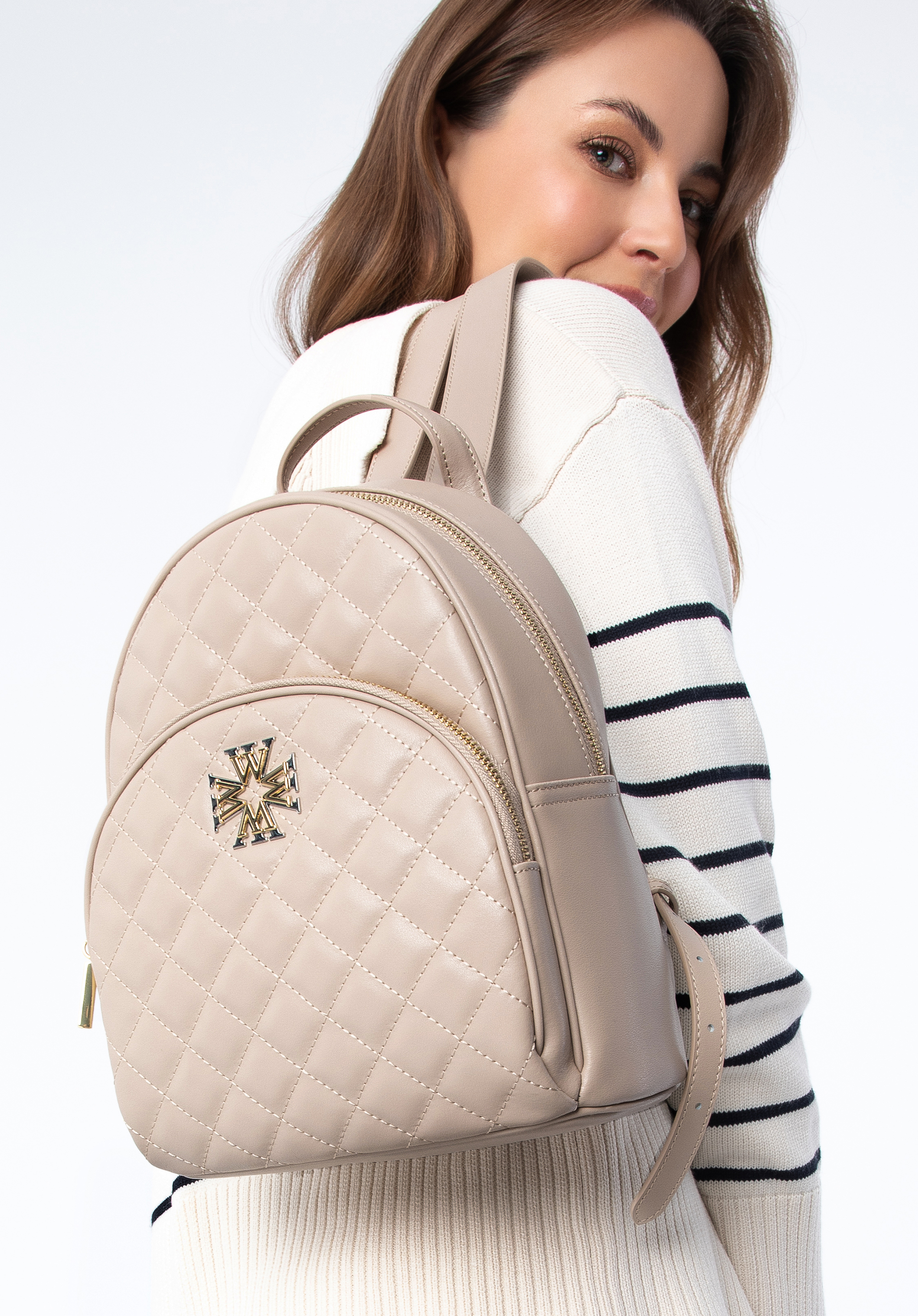 Damski plecak z pikowanej skóry z ozdobnym monogramem