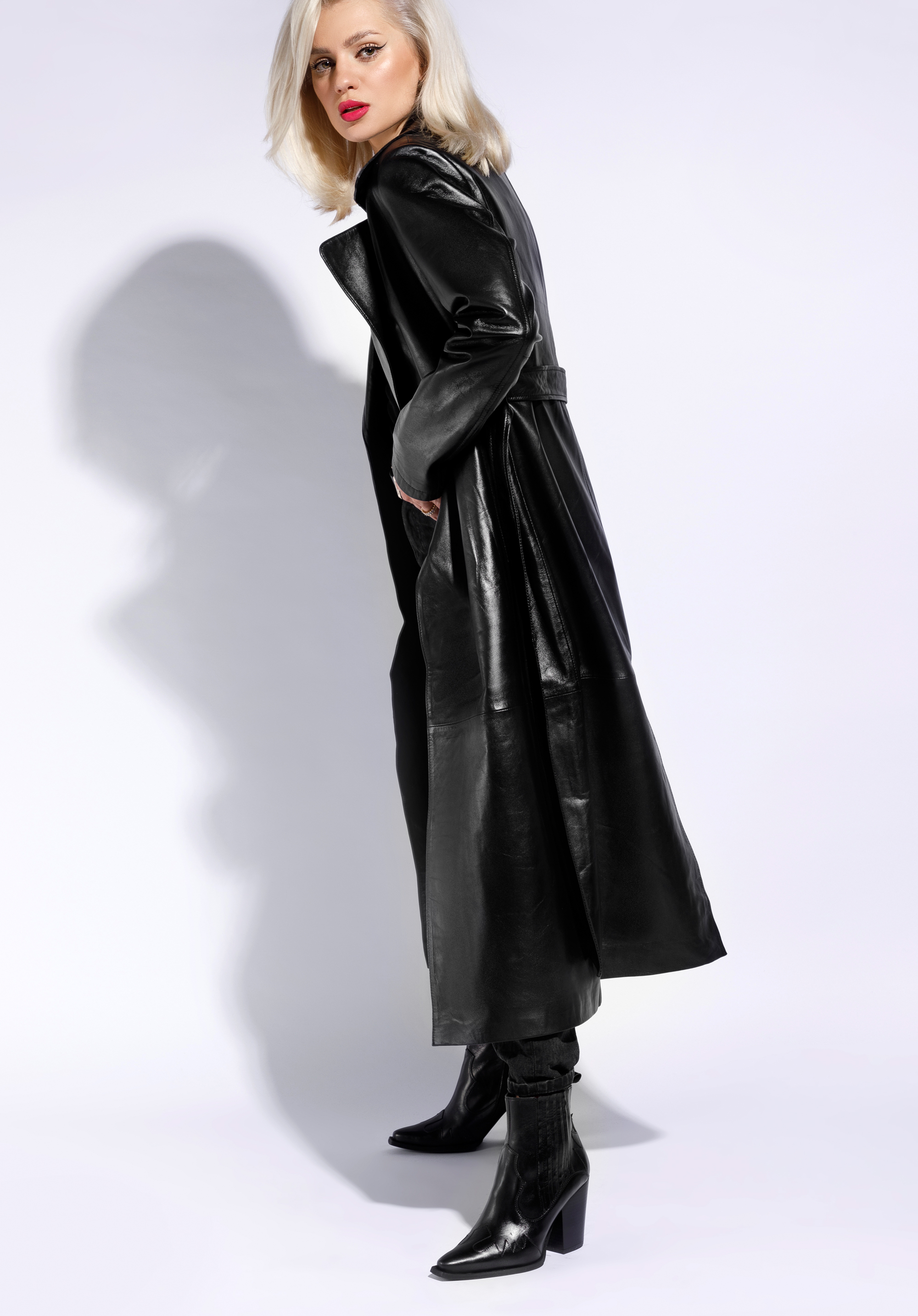 Damski płaszcz skórzany z paskiem