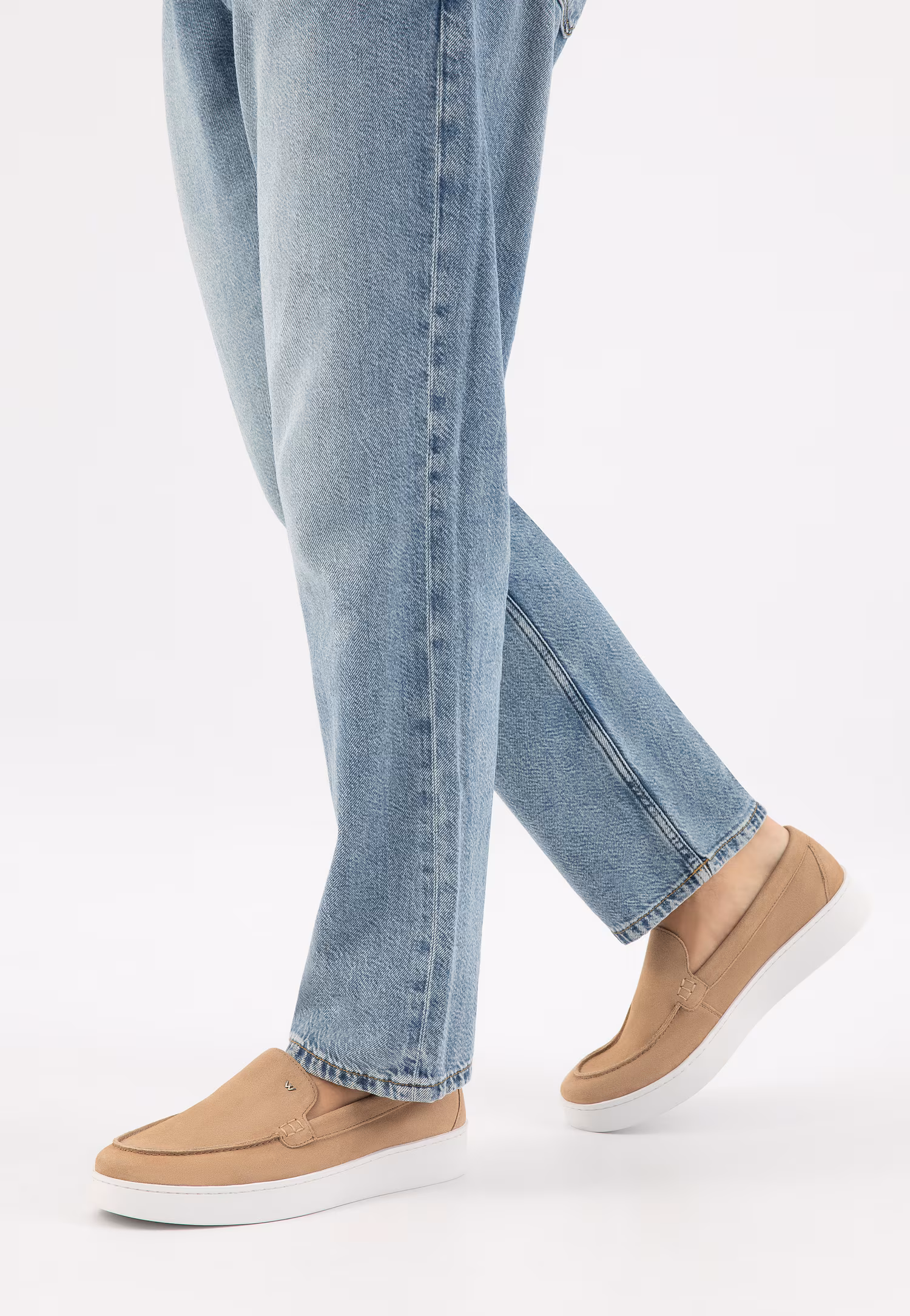 Beżowe mokasyny męskie na płaskiej białej podeszwie