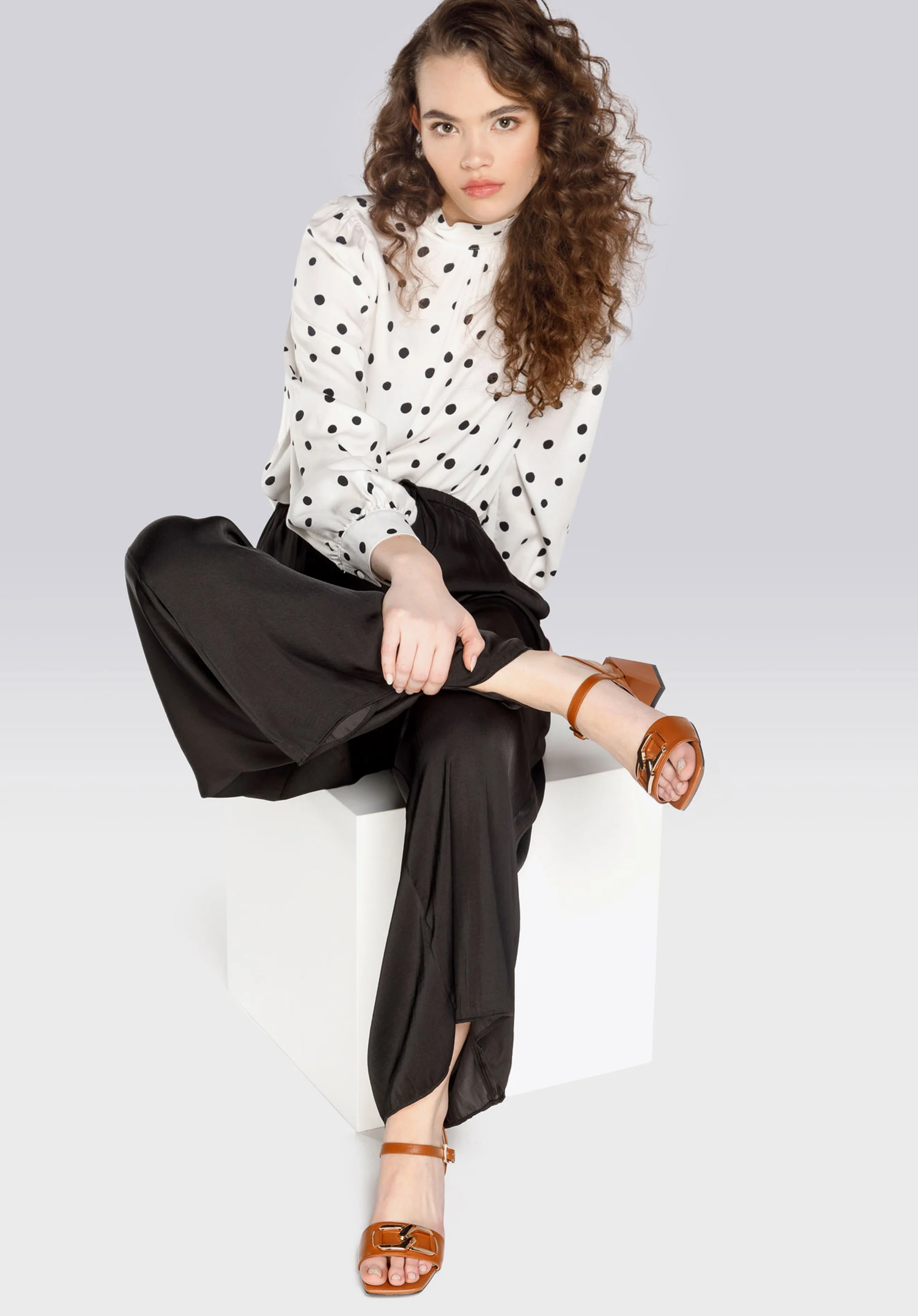 Damskie sandały skórzane z łańcuchem