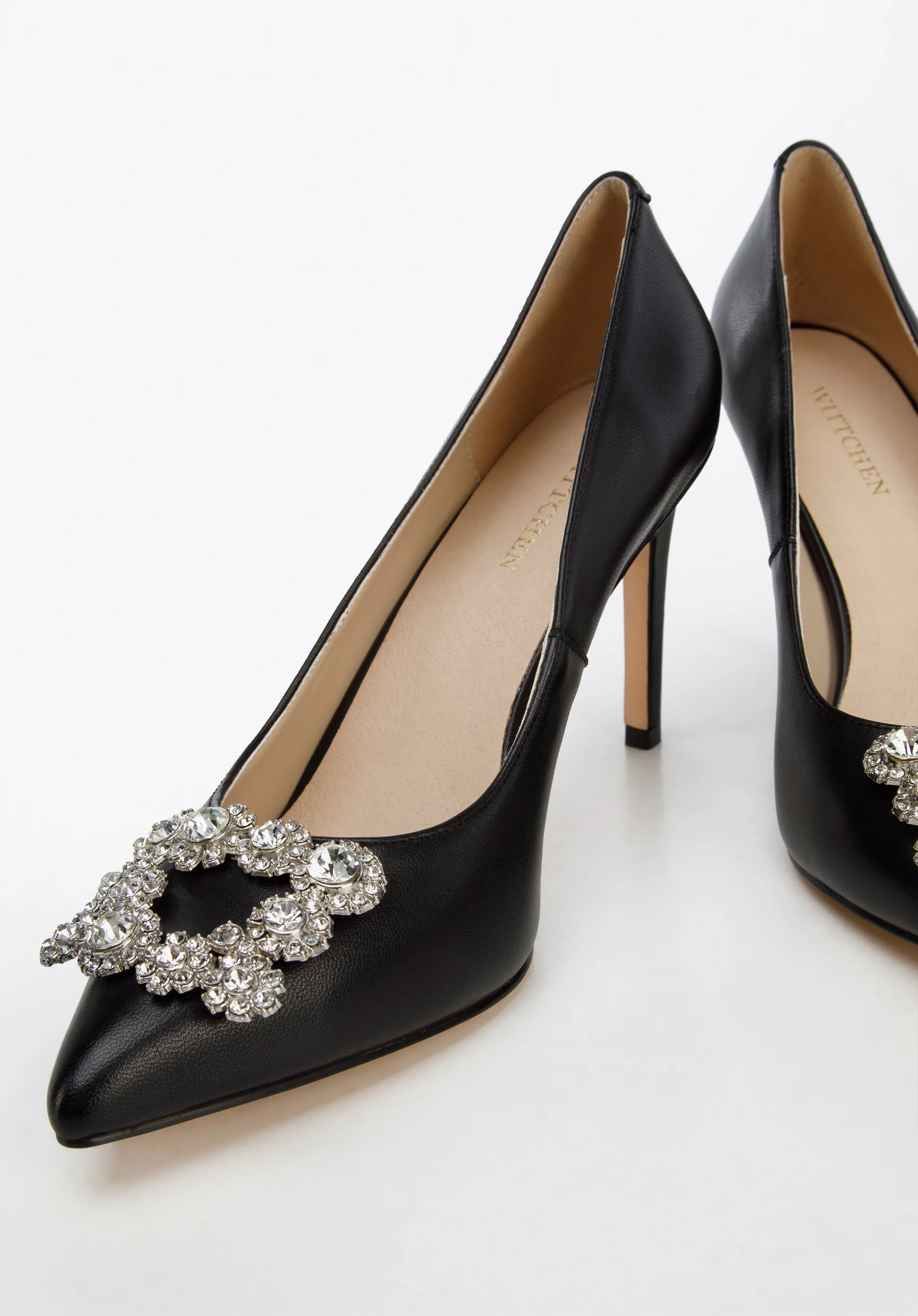 Szpilki skórzane z błyszczącą klamrą