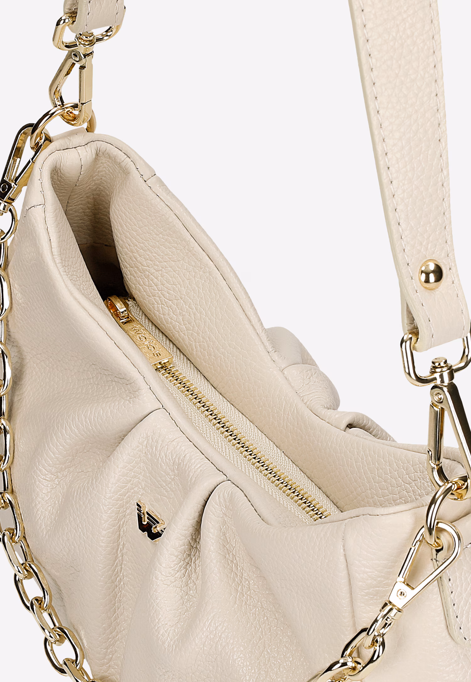 Beżowa torebka ze złotym łańcuchem