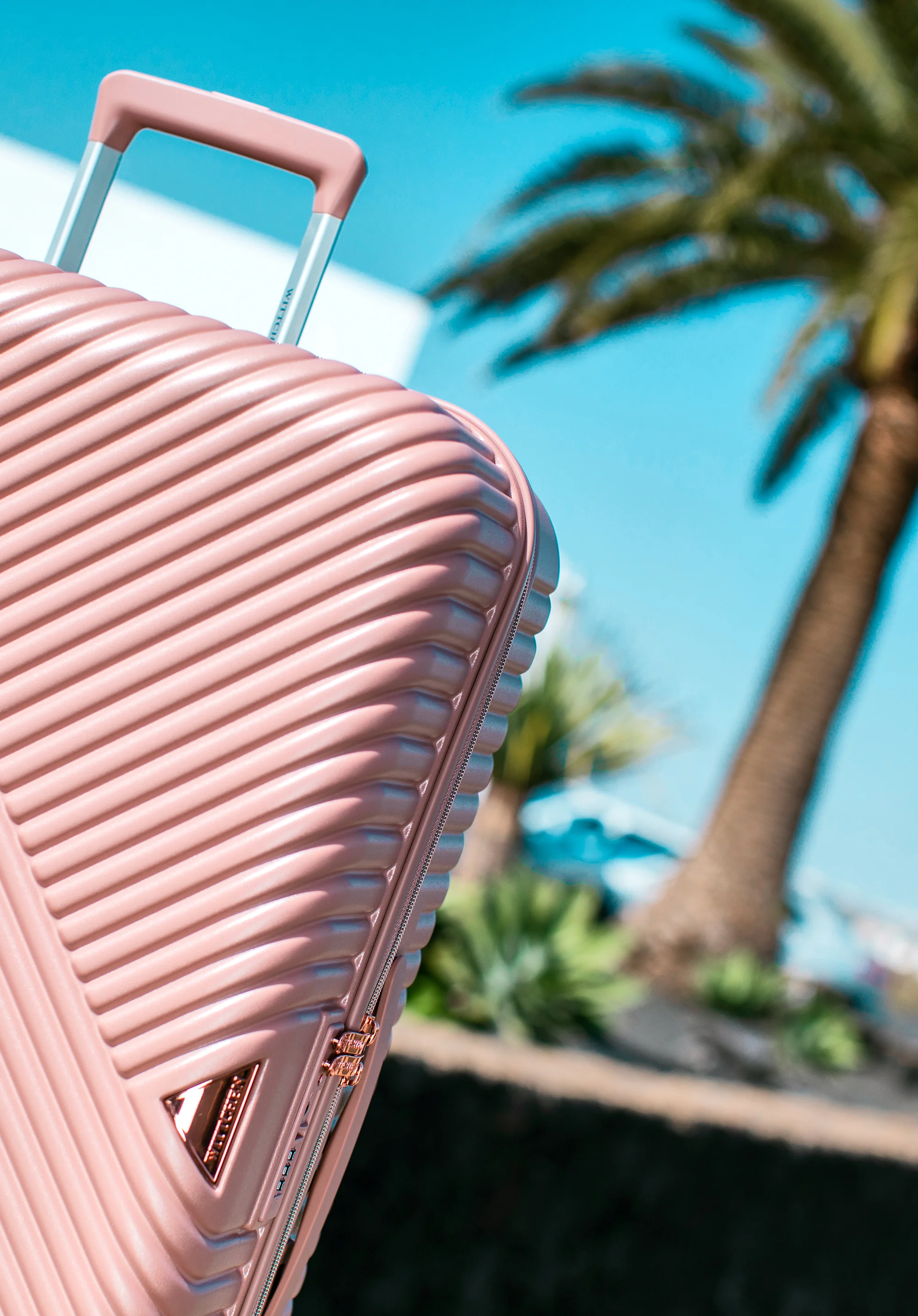 Walizka kabinowa z polikarbonu w paseczki