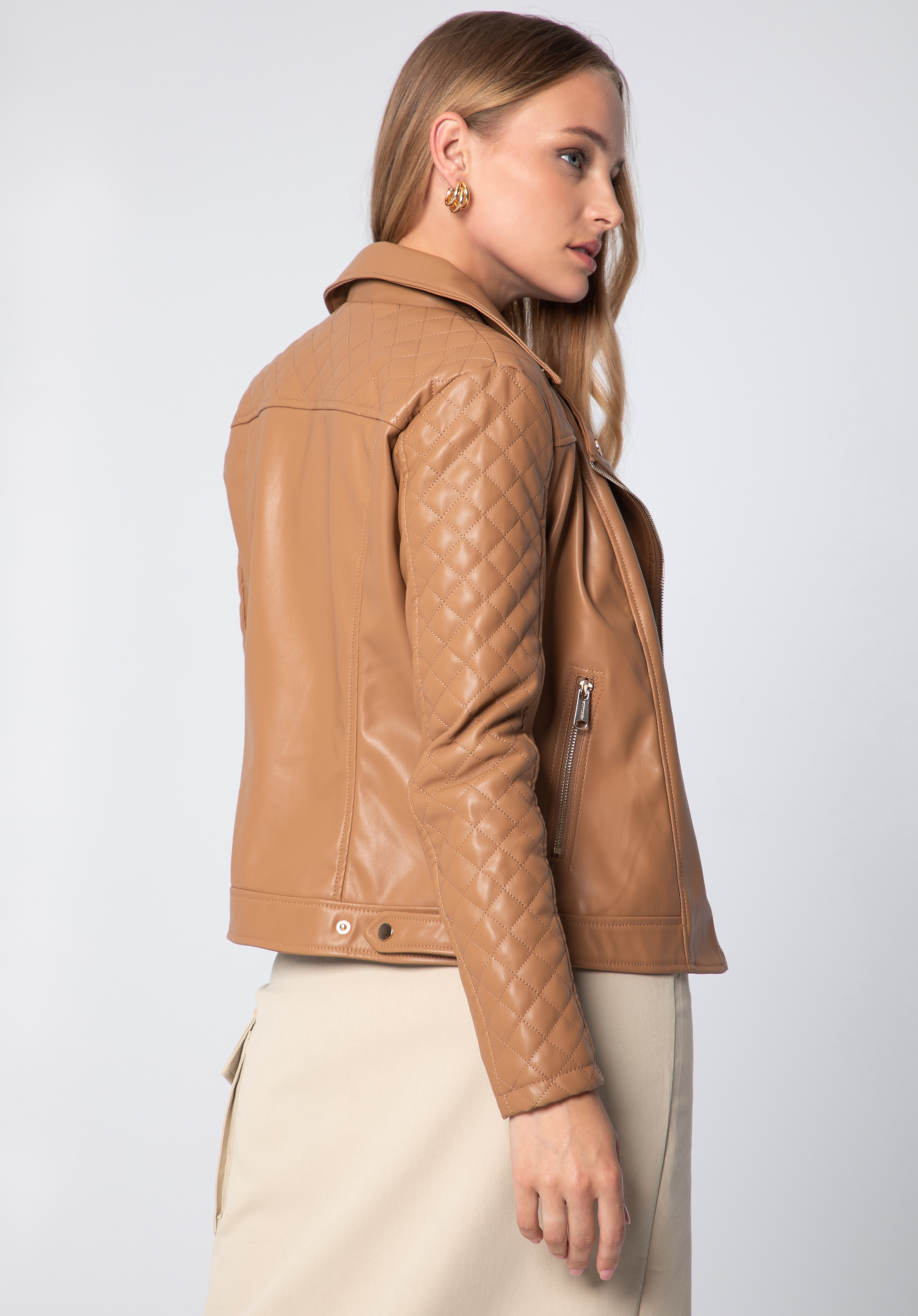 Damska ramoneska z ekoskóry z pikowaną wstawką