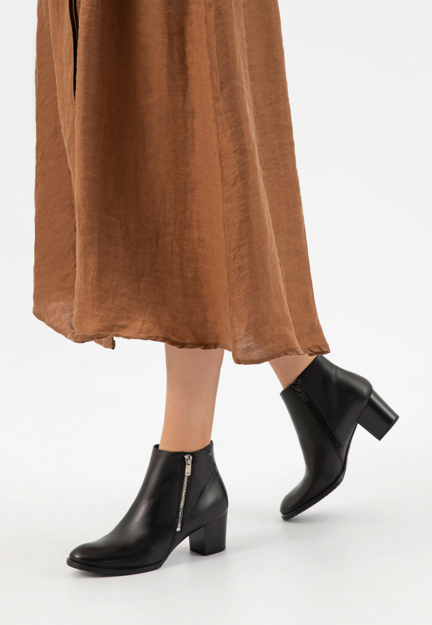 Czarne botki damskie na niskim obcasie