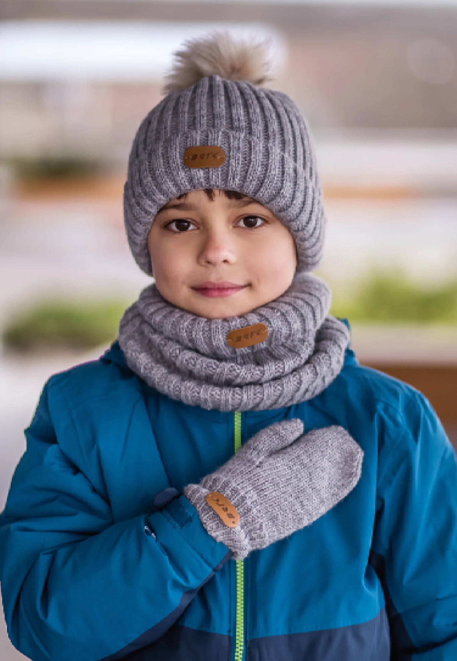 Zimowy zestaw BARTEK 85601-14 - czapka z pomponem + komin + rękawiczki