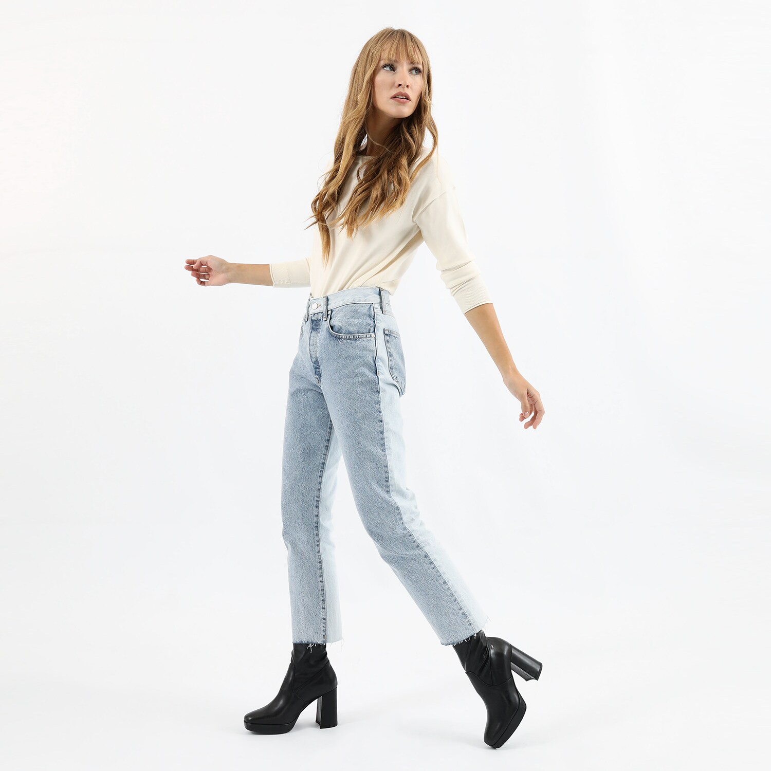 Czarne botki damskie na słupku w modowym wydaniu