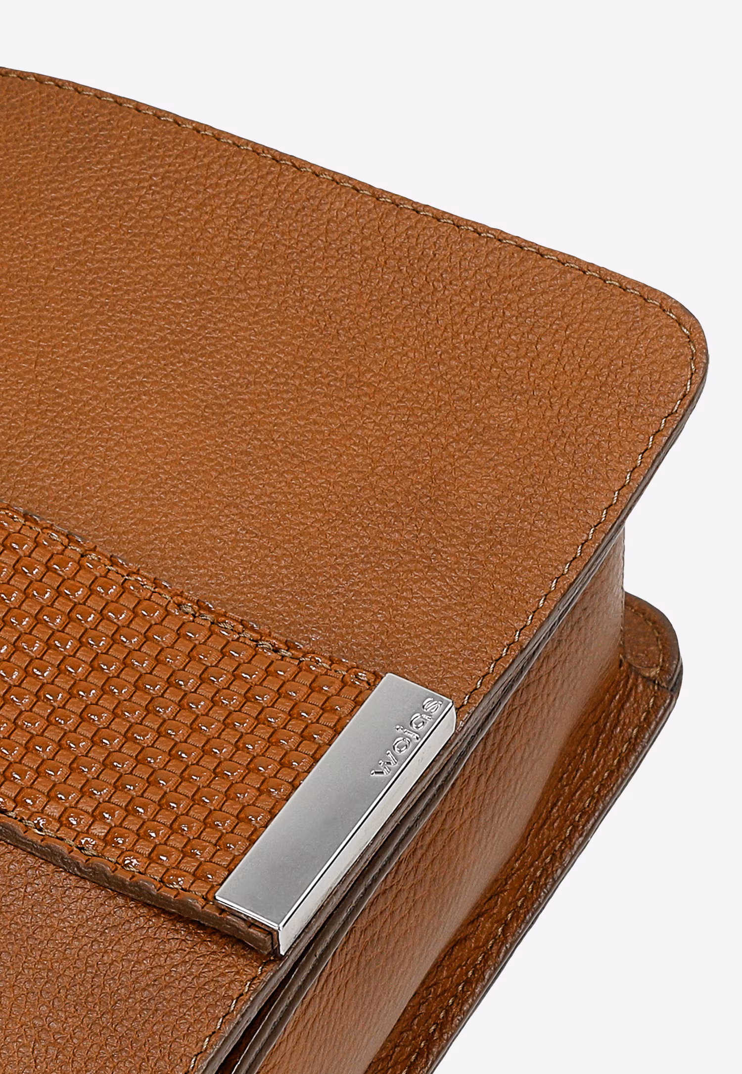 Mała jasnobrązowa torebka damska ze zdobionym paskiem