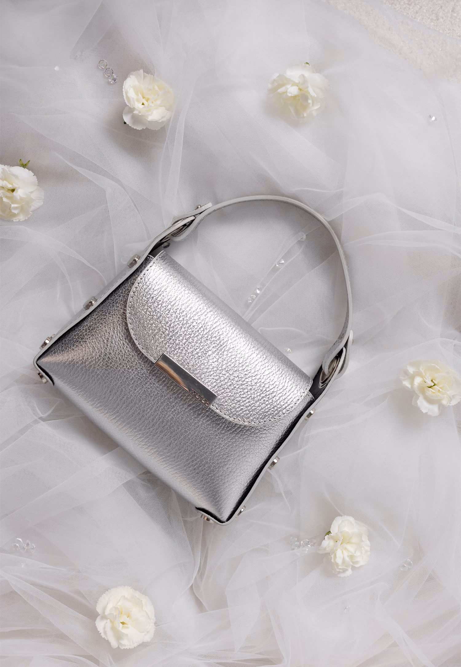 Srebrna wizytowa torebka damska z łańcuszkiem