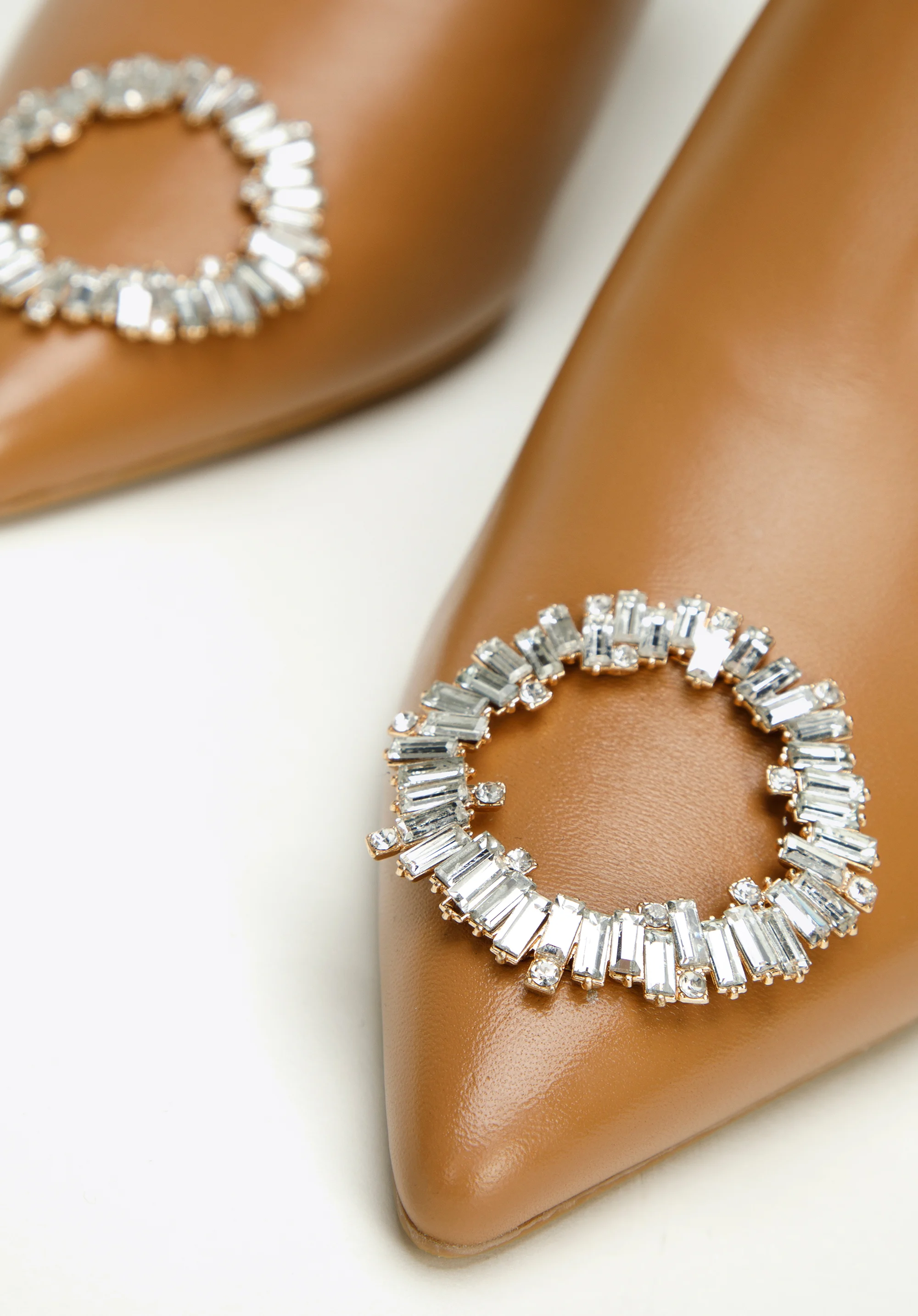 Botki skórzane z okrągłą klamrą na szpilce