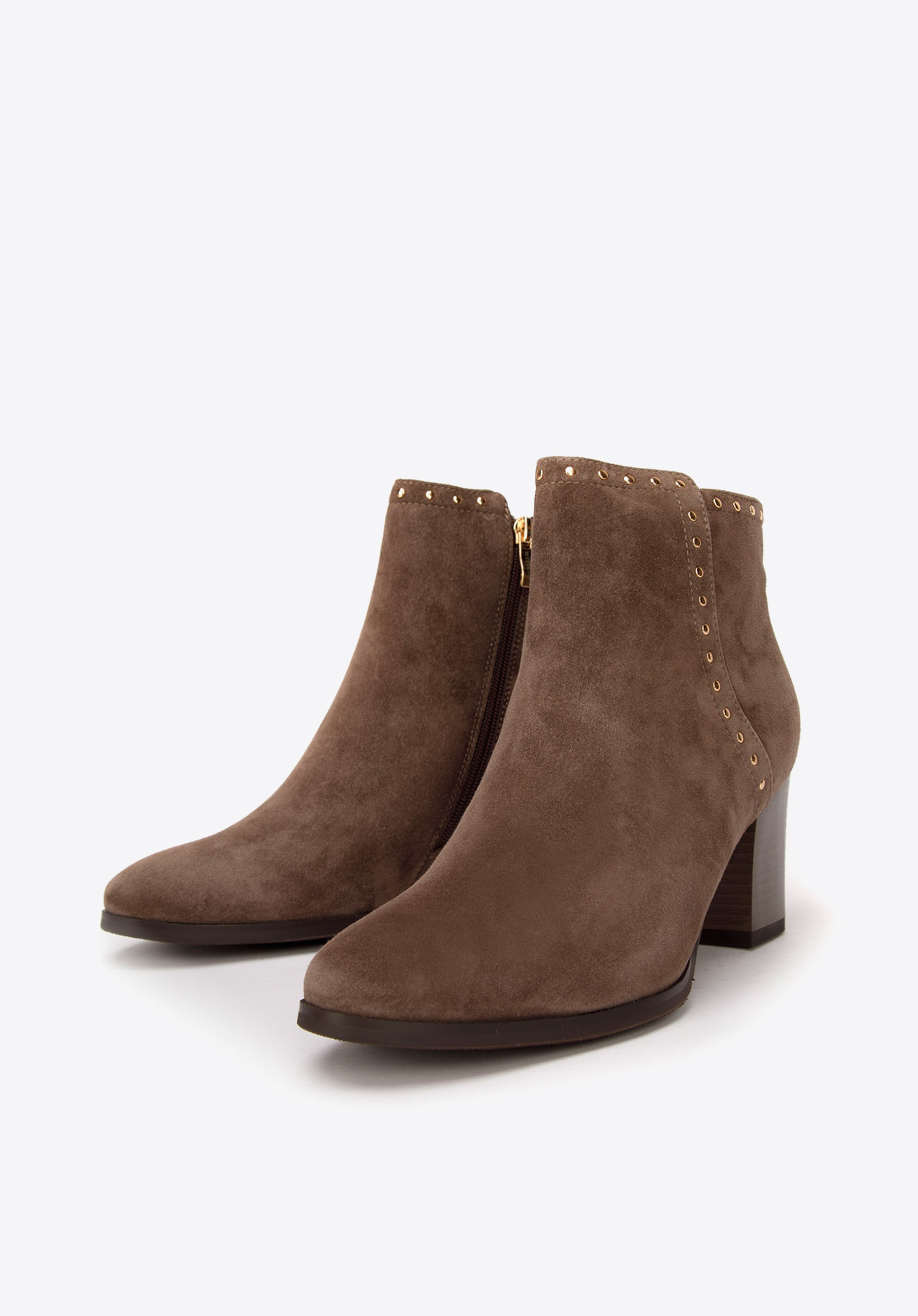 Botki zamszowe na słupku z nitami