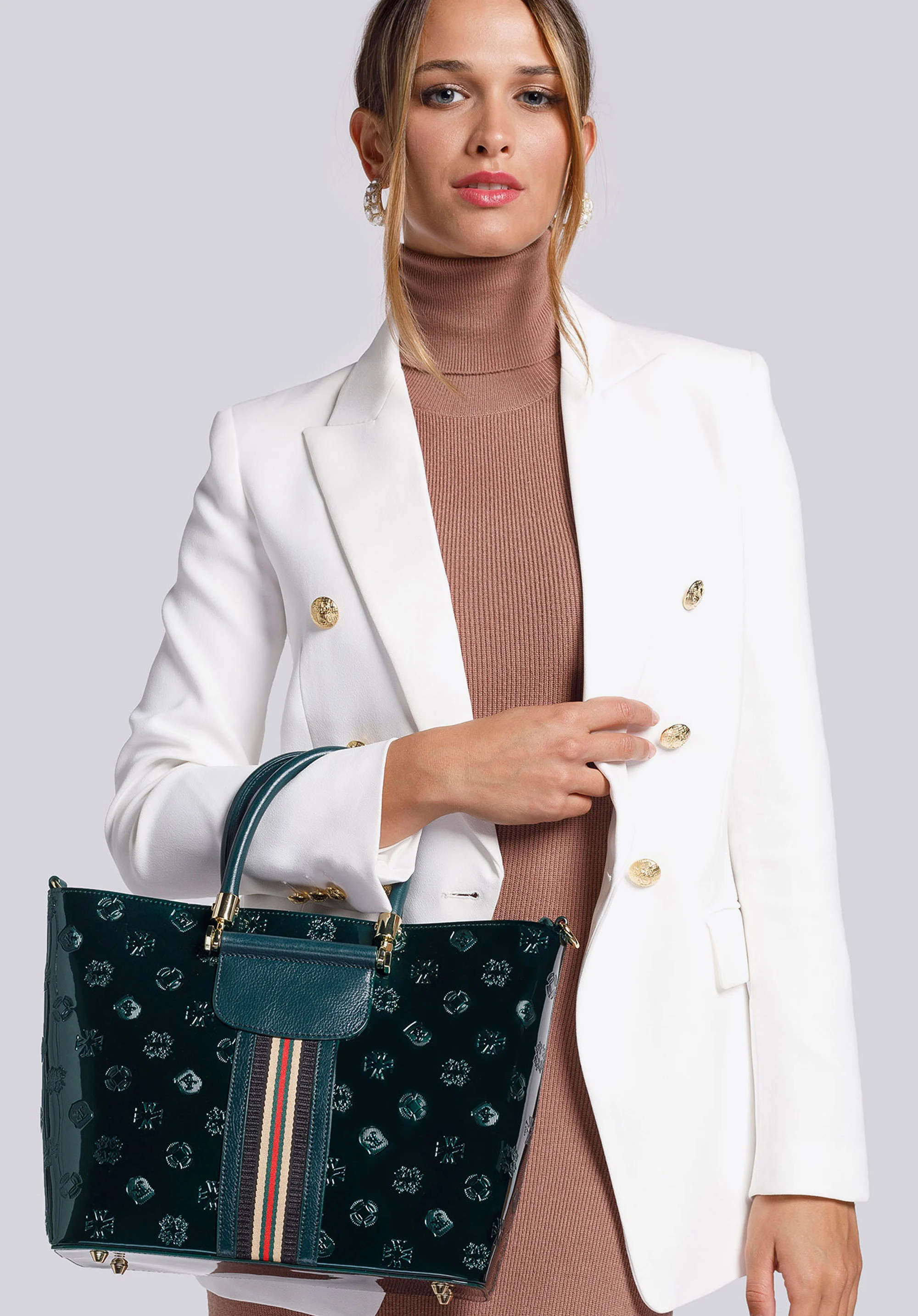 Kuferek z lakierowanej skóry z monogramem i tasiemką